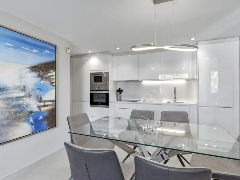 This Stuning penthouse in Terrazas del Rodeo, Nueva Andalucía (Costa del Sol) combines luxury, comfort, and a privileged location.