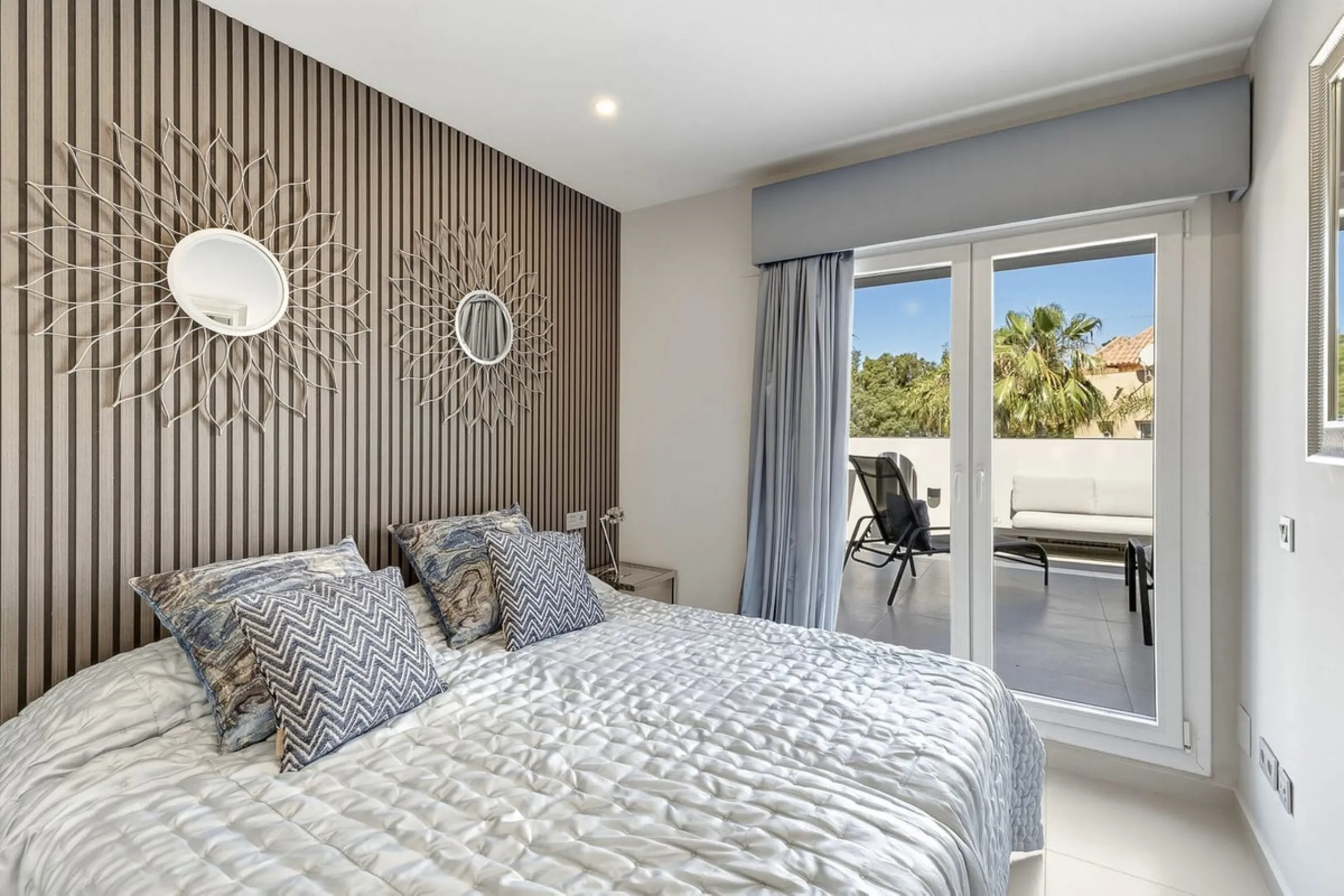 This Stuning penthouse in Terrazas del Rodeo, Nueva Andalucía (Costa del Sol) combines luxury, comfort, and a privileged location.