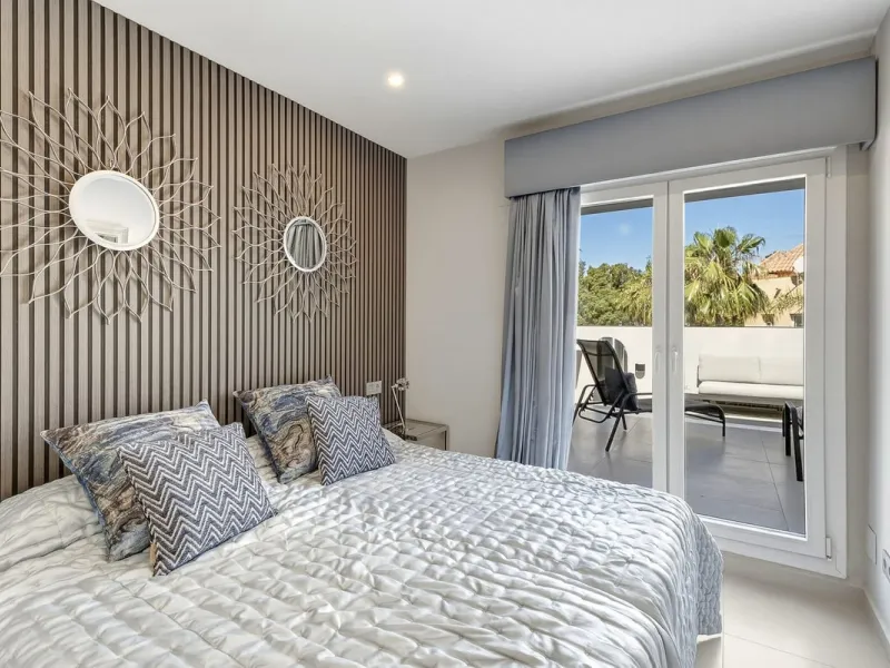 This Stuning penthouse in Terrazas del Rodeo, Nueva Andalucía (Costa del Sol) combines luxury, comfort, and a privileged location.