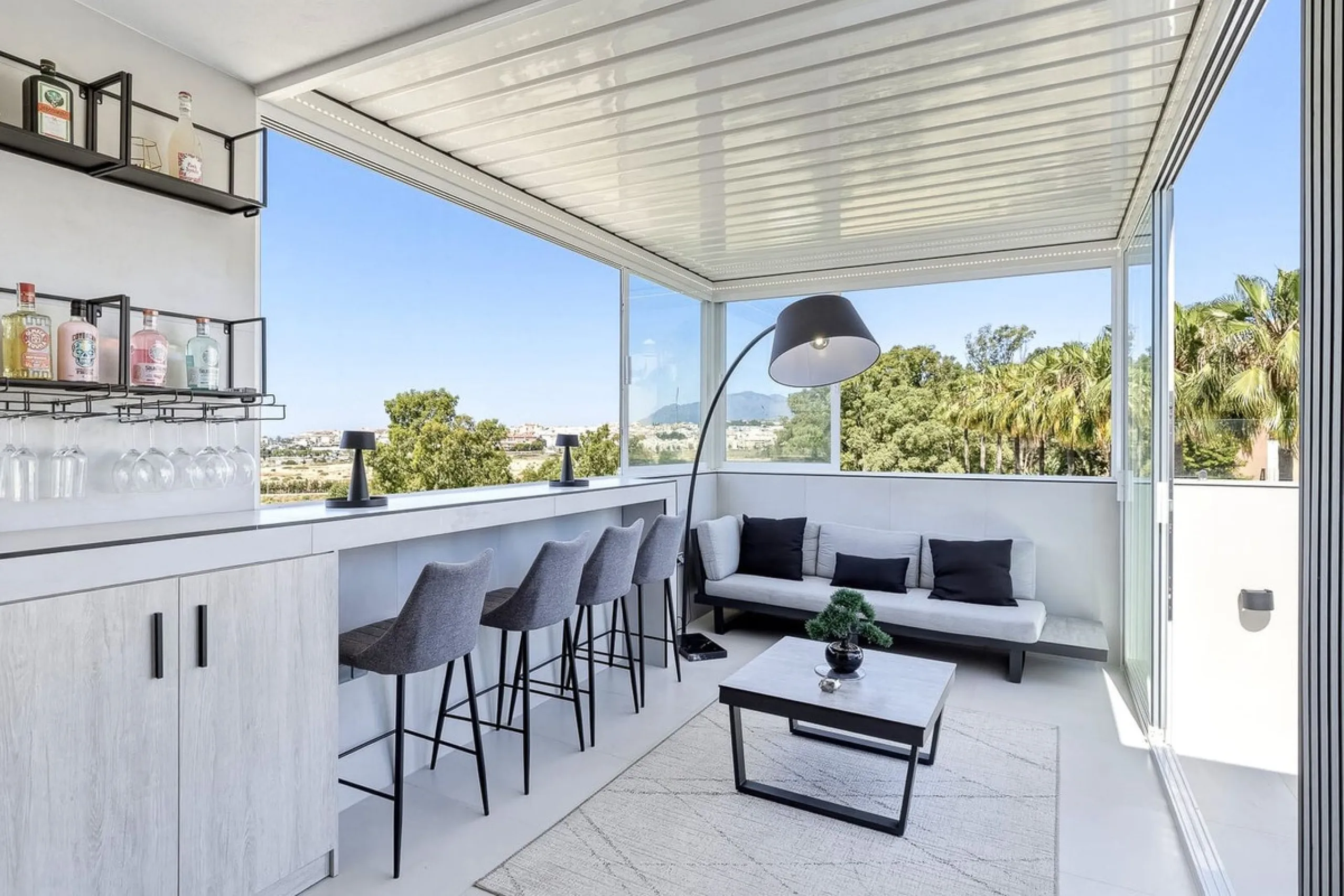 This Stuning penthouse in Terrazas del Rodeo, Nueva Andalucía (Costa del Sol) combines luxury, comfort, and a privileged location.