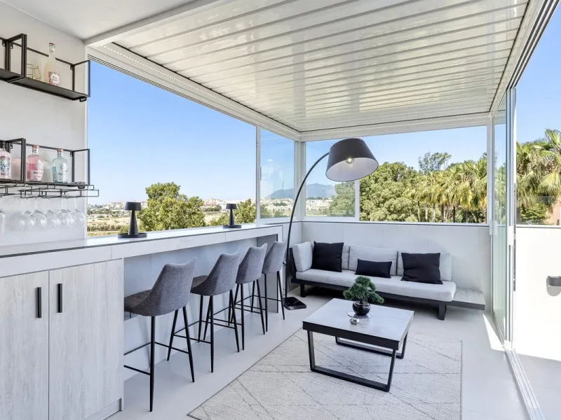 This Stuning penthouse in Terrazas del Rodeo, Nueva Andalucía (Costa del Sol) combines luxury, comfort, and a privileged location.
