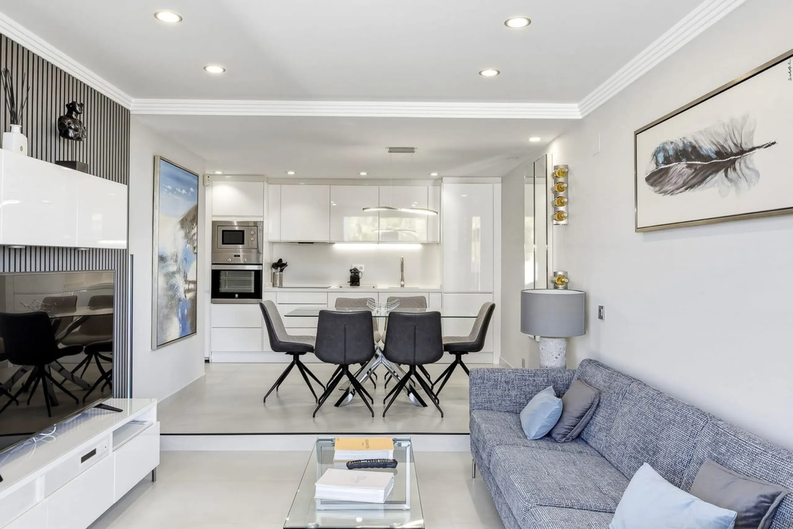 This Stuning penthouse in Terrazas del Rodeo, Nueva Andalucía (Costa del Sol) combines luxury, comfort, and a privileged location.