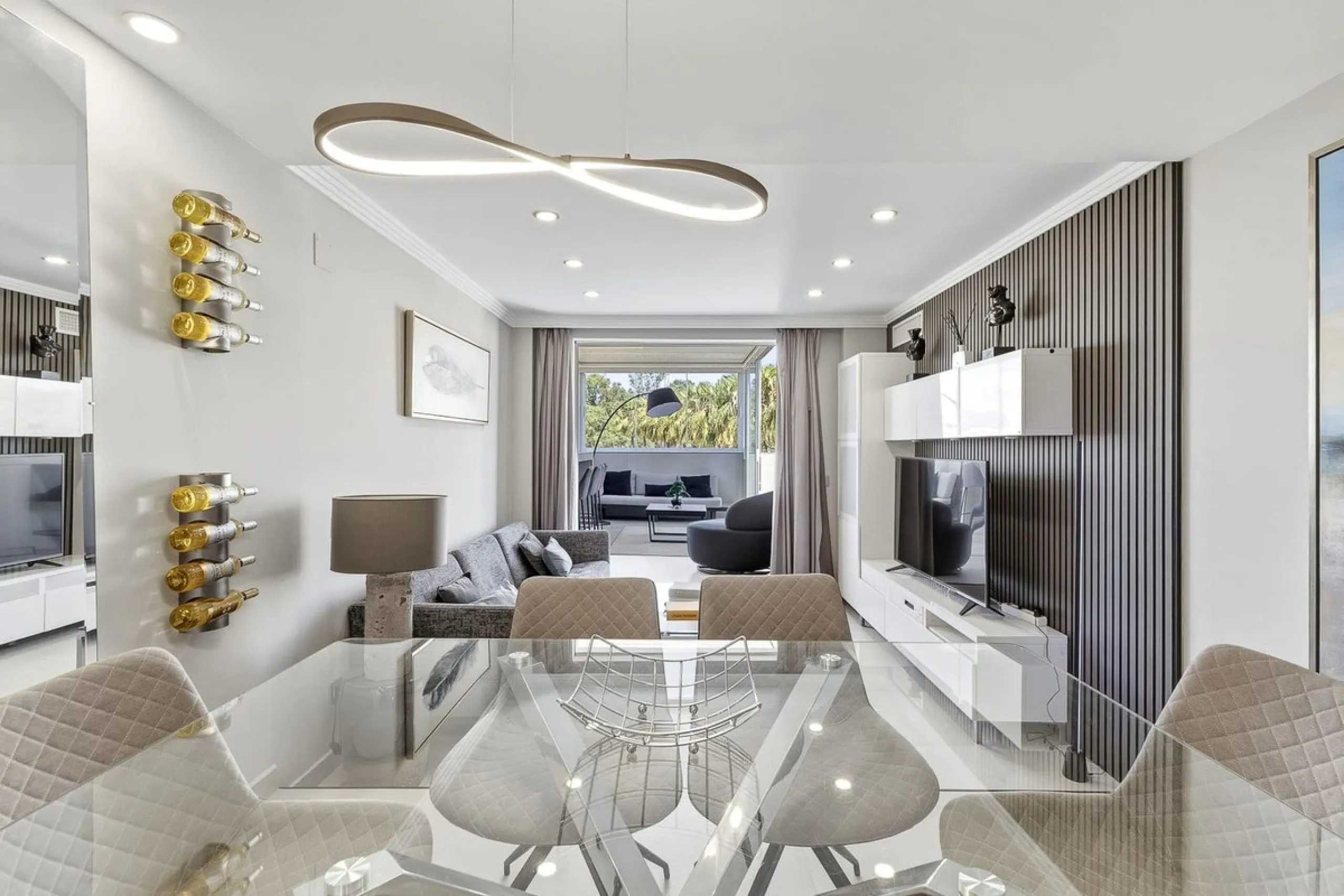 This Stuning penthouse in Terrazas del Rodeo, Nueva Andalucía (Costa del Sol) combines luxury, comfort, and a privileged location.