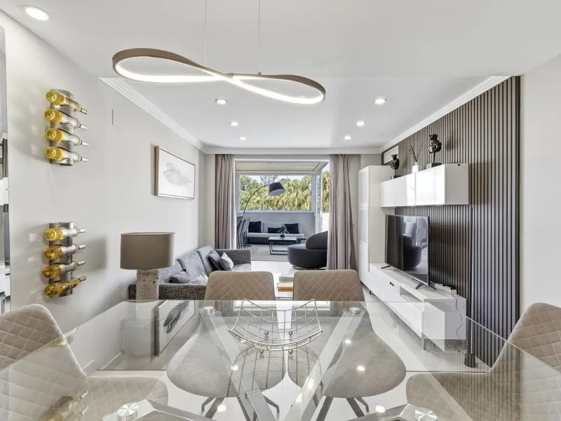 This Stuning penthouse in Terrazas del Rodeo, Nueva Andalucía (Costa del Sol) combines luxury, comfort, and a privileged location.