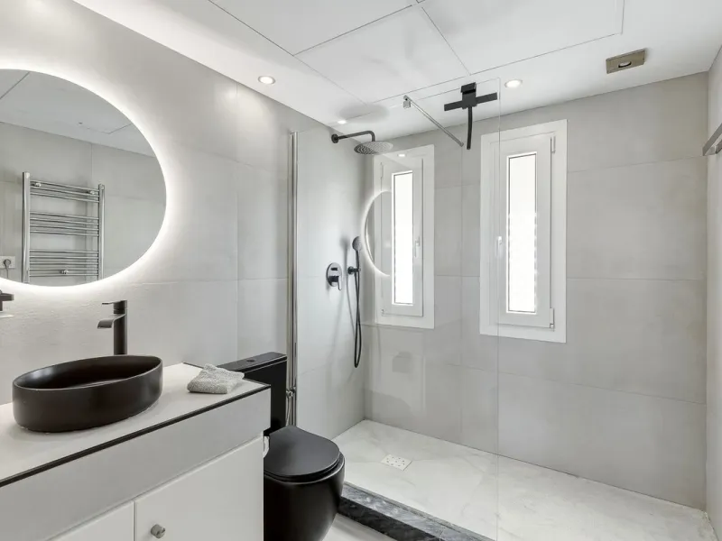 This Stuning penthouse in Terrazas del Rodeo, Nueva Andalucía (Costa del Sol) combines luxury, comfort, and a privileged location.