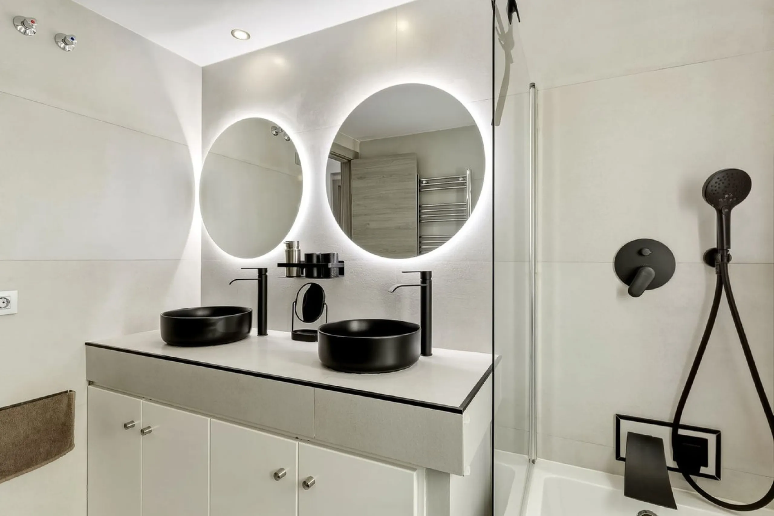 This Stuning penthouse in Terrazas del Rodeo, Nueva Andalucía (Costa del Sol) combines luxury, comfort, and a privileged location.