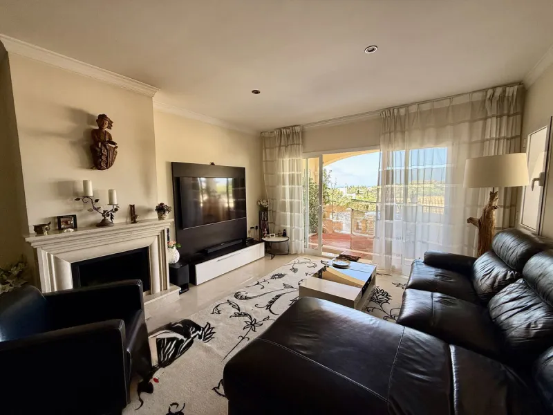 Middle Floor Apartment for sale in Colorado Hills, Elviria, Costa del Sol. This stylish property offers 2 bedrooms, 2.5 bathrooms, with 100 m² built and a 25 m² terrace.