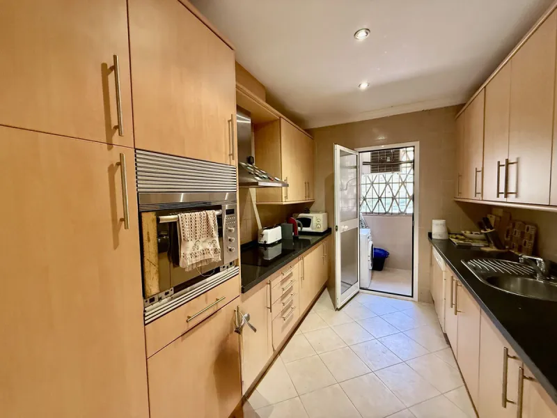 Apartment - Middle Floor Apartment в продаже в Marbella, Málaga. В доме 2 спален и 3 ванных комнат. Площадь дома 100 м²