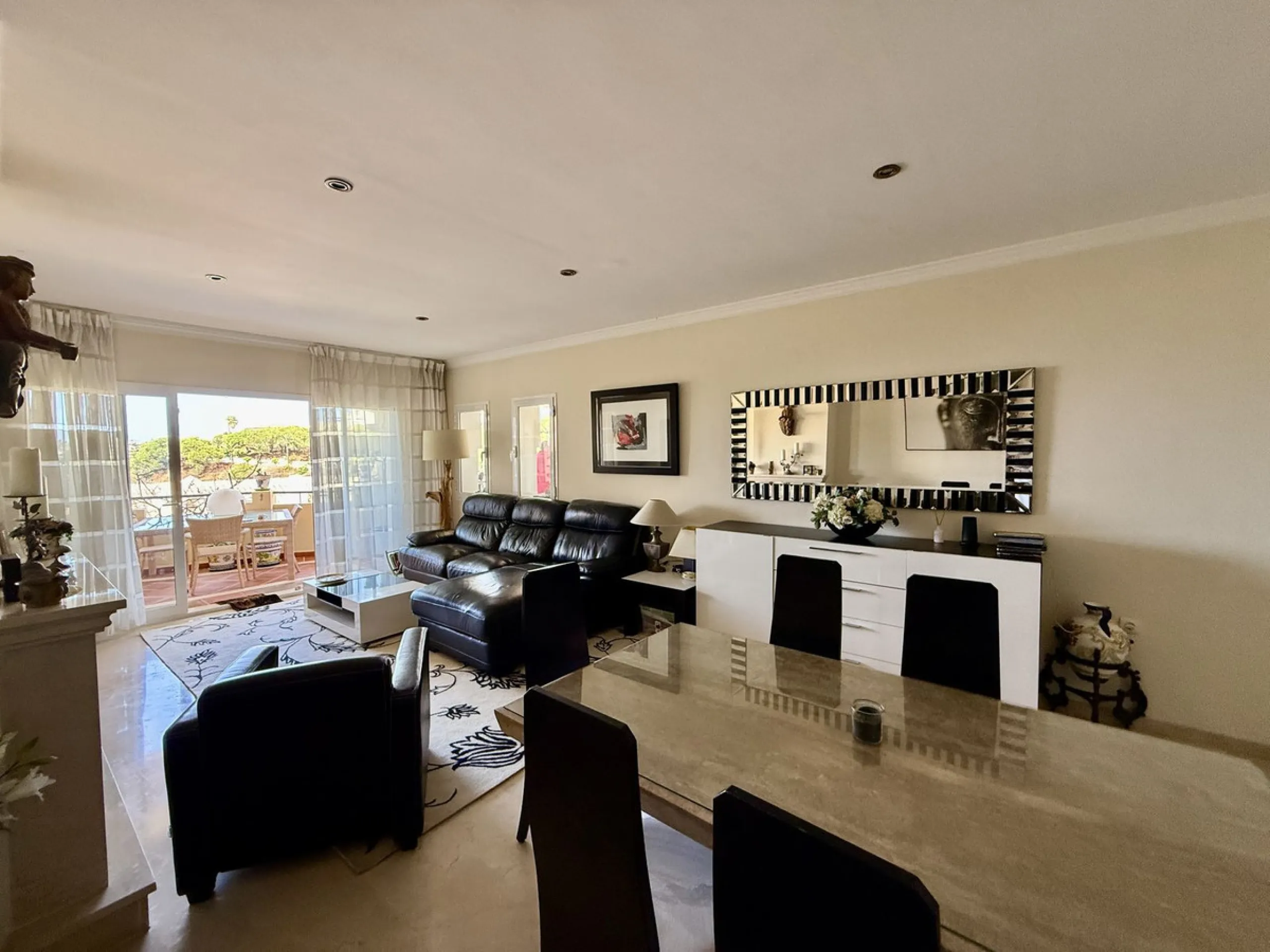 Apartment - Middle Floor Apartment в продаже в Marbella, Málaga. В доме 2 спален и 3 ванных комнат. Площадь дома 100 м²
