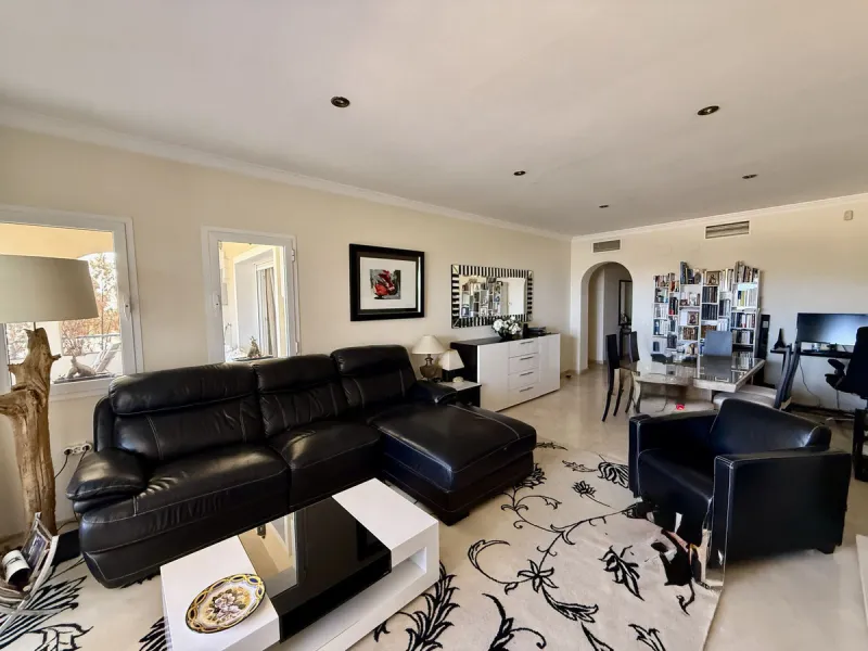 Apartment - Middle Floor Apartment в продаже в Marbella, Málaga. В доме 2 спален и 3 ванных комнат. Площадь дома 100 м²
