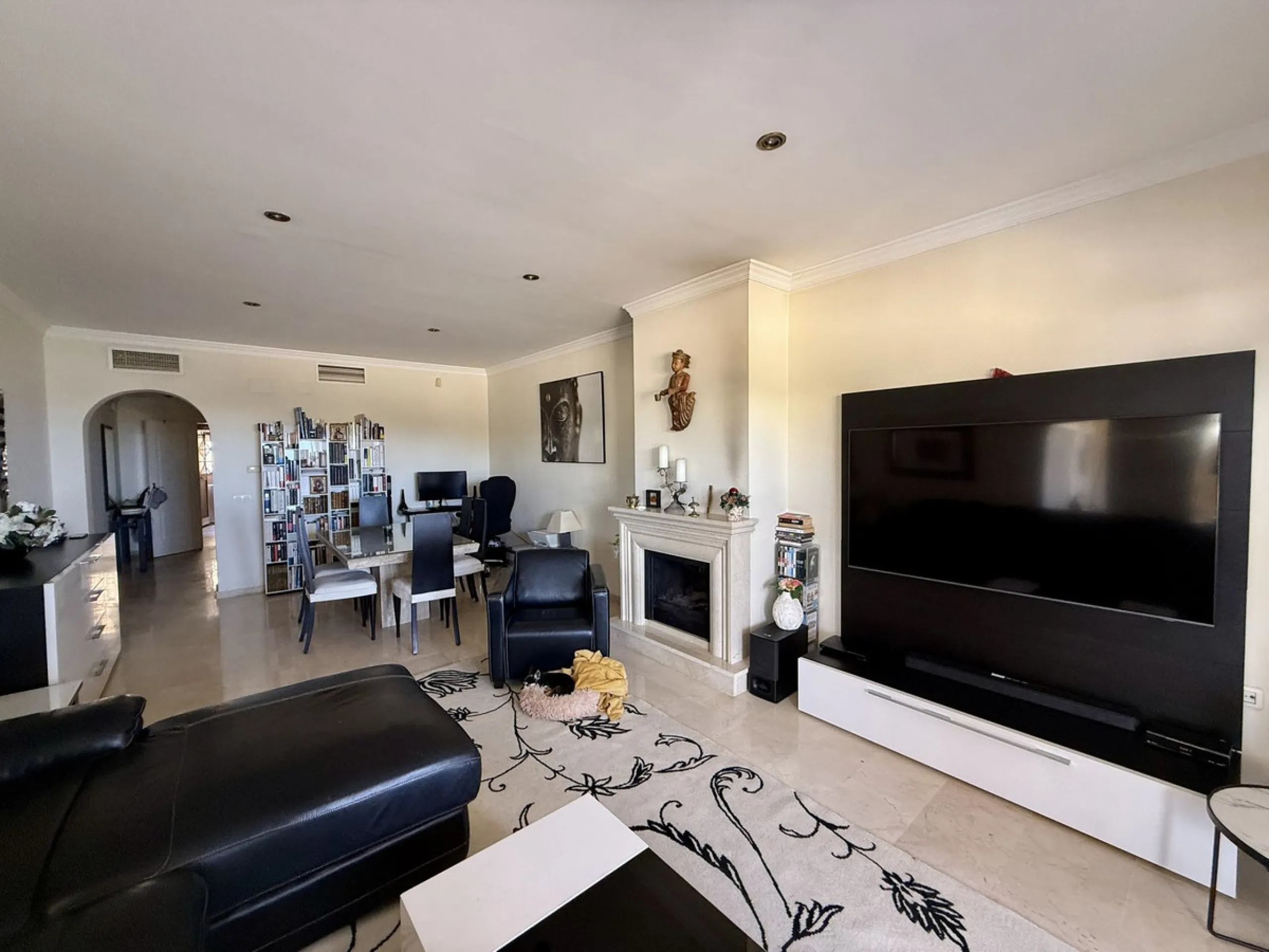 Apartment - Middle Floor Apartment в продаже в Marbella, Málaga. В доме 2 спален и 3 ванных комнат. Площадь дома 100 м²