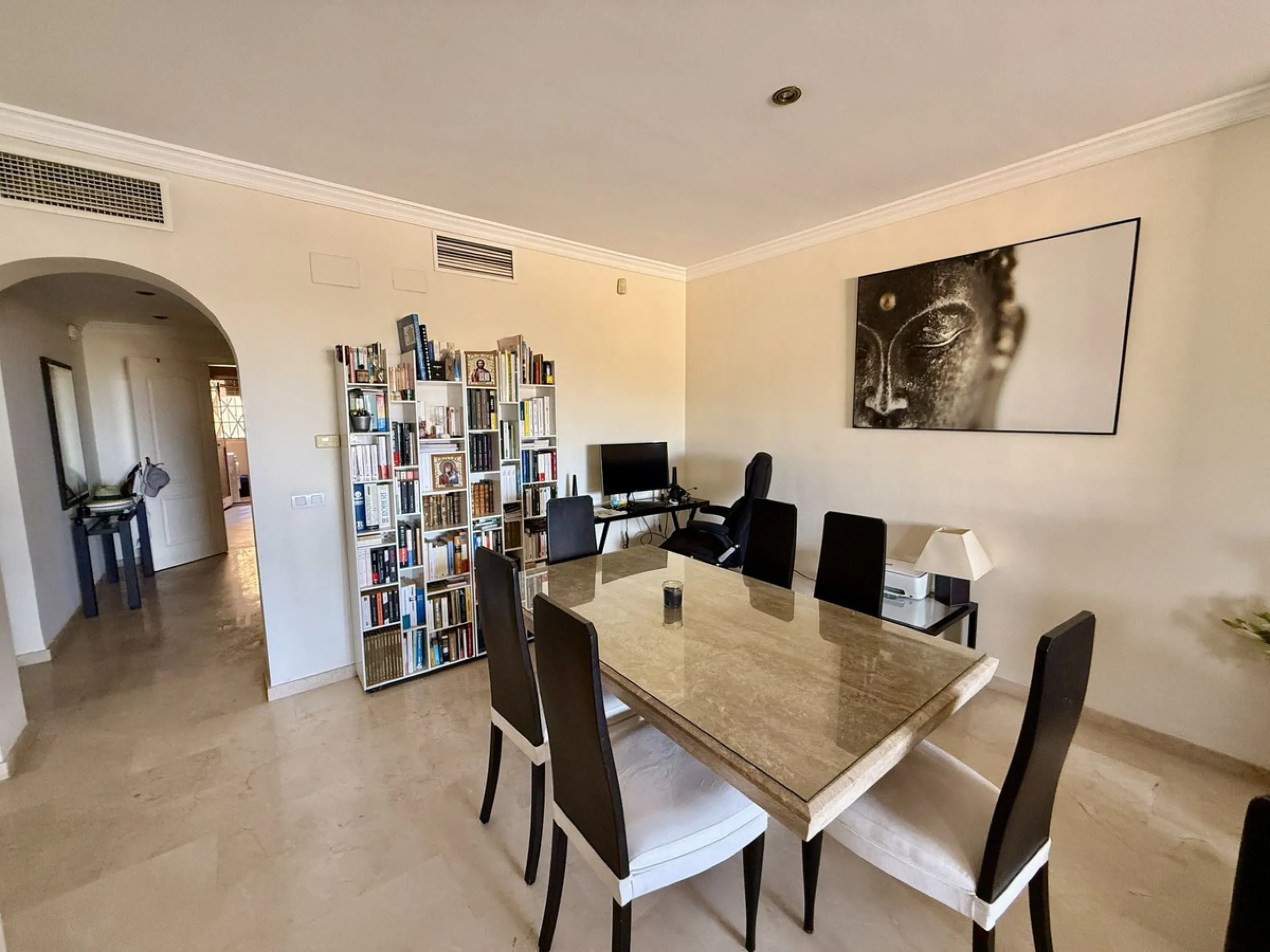 Apartment - Middle Floor Apartment в продаже в Marbella, Málaga. В доме 2 спален и 3 ванных комнат. Площадь дома 100 м²