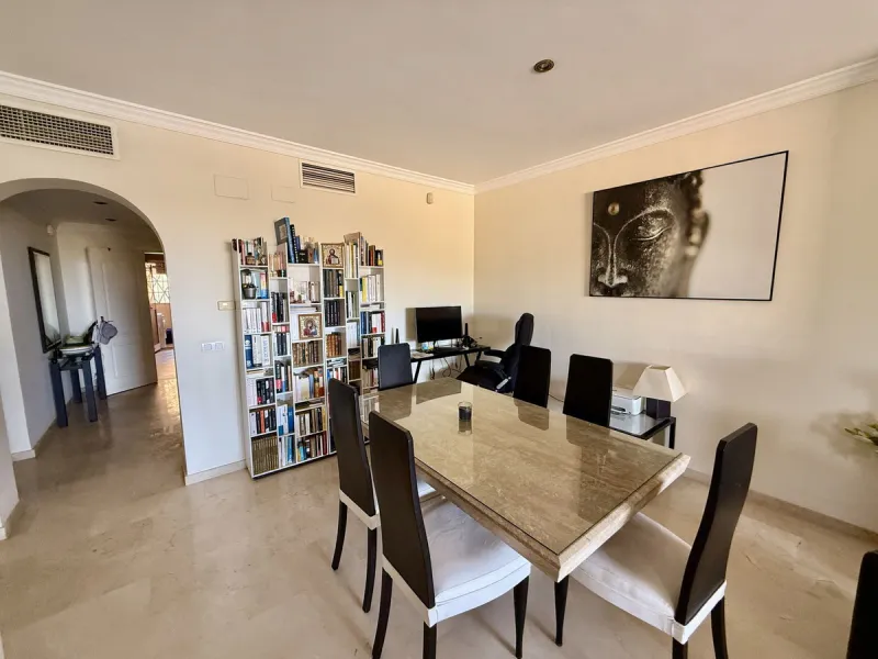 Apartment - Middle Floor Apartment в продаже в Marbella, Málaga. В доме 2 спален и 3 ванных комнат. Площадь дома 100 м²