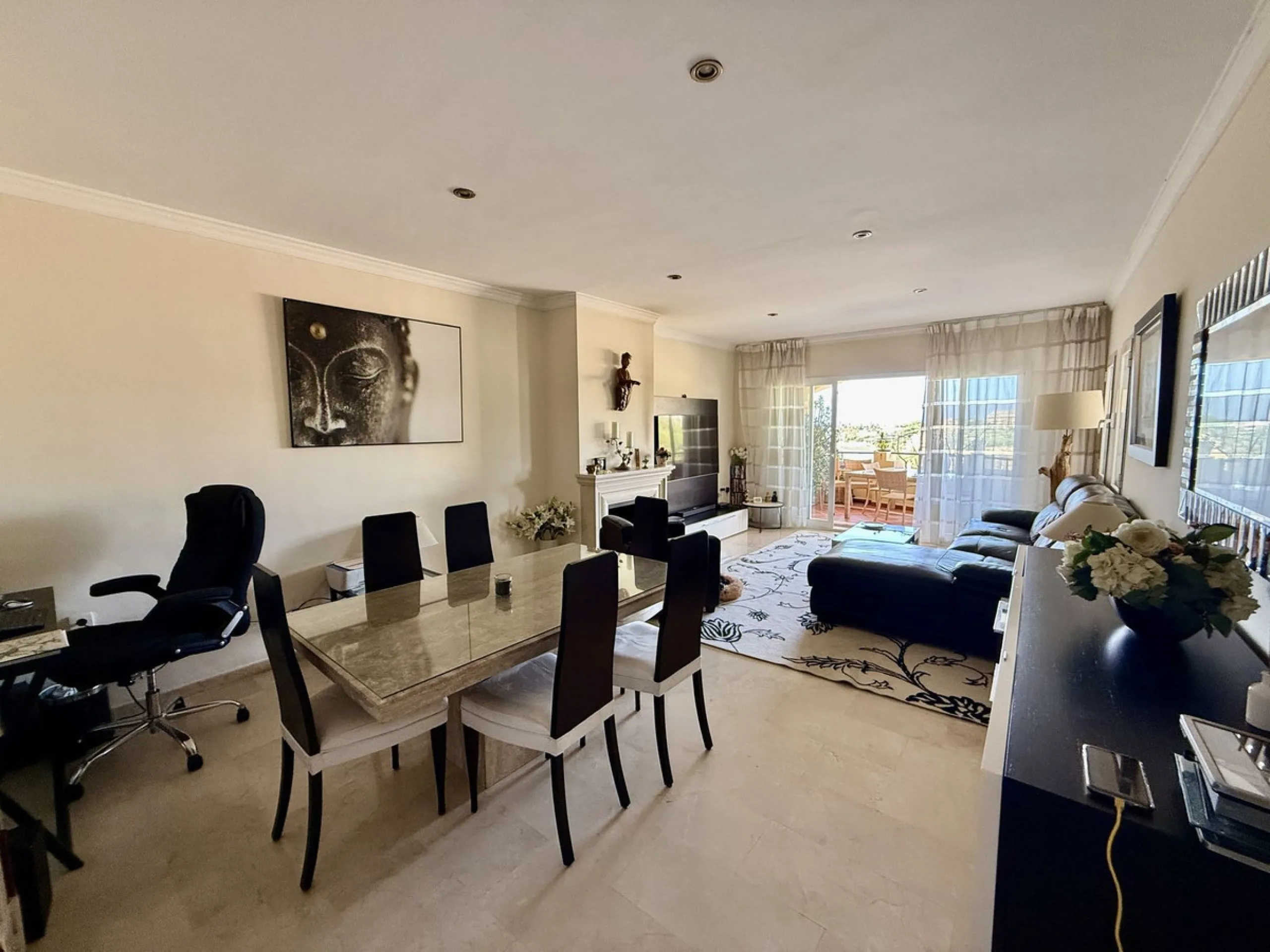 Apartment - Middle Floor Apartment в продаже в Marbella, Málaga. В доме 2 спален и 3 ванных комнат. Площадь дома 100 м²