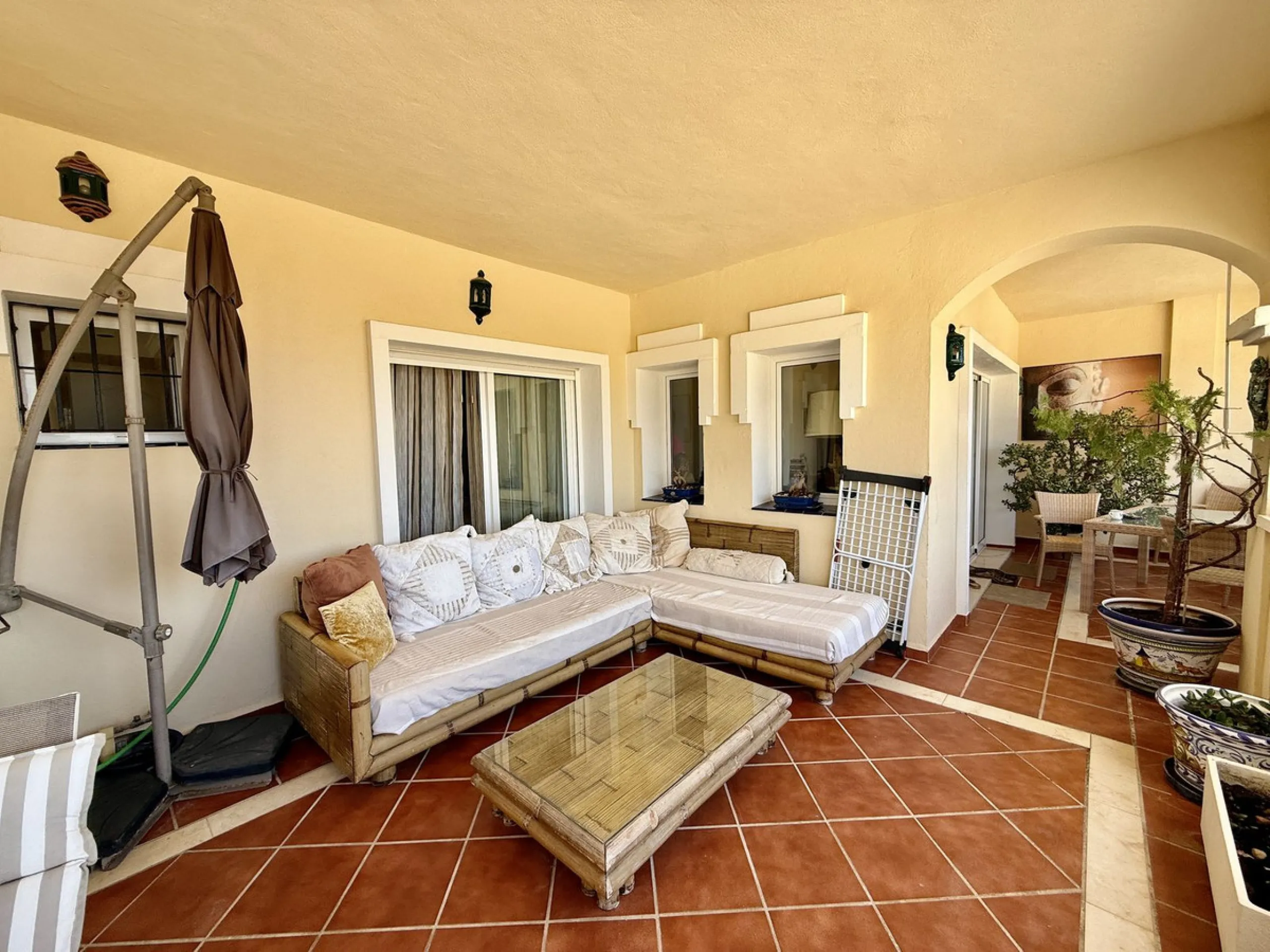 Apartment - Middle Floor Apartment в продаже в Marbella, Málaga. В доме 2 спален и 3 ванных комнат. Площадь дома 100 м²