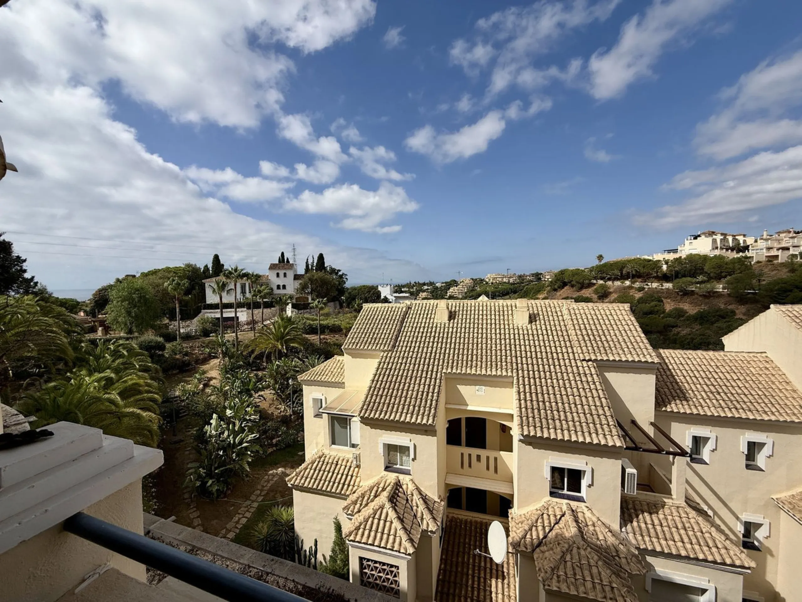 Apartment - Middle Floor Apartment в продаже в Marbella, Málaga. В доме 2 спален и 3 ванных комнат. Площадь дома 100 м²