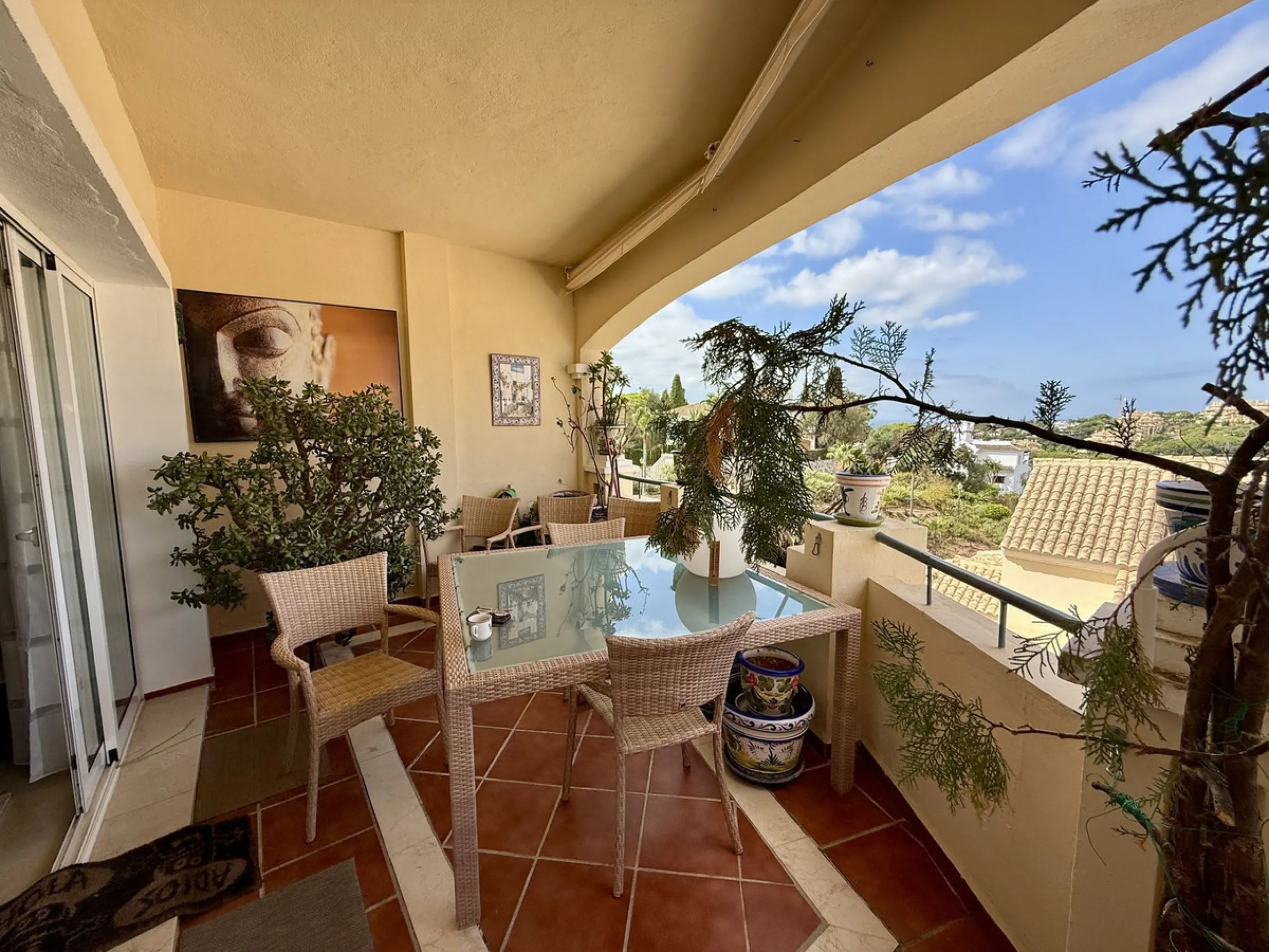 Apartment - Middle Floor Apartment в продаже в Marbella, Málaga. В доме 2 спален и 3 ванных комнат. Площадь дома 100 м²