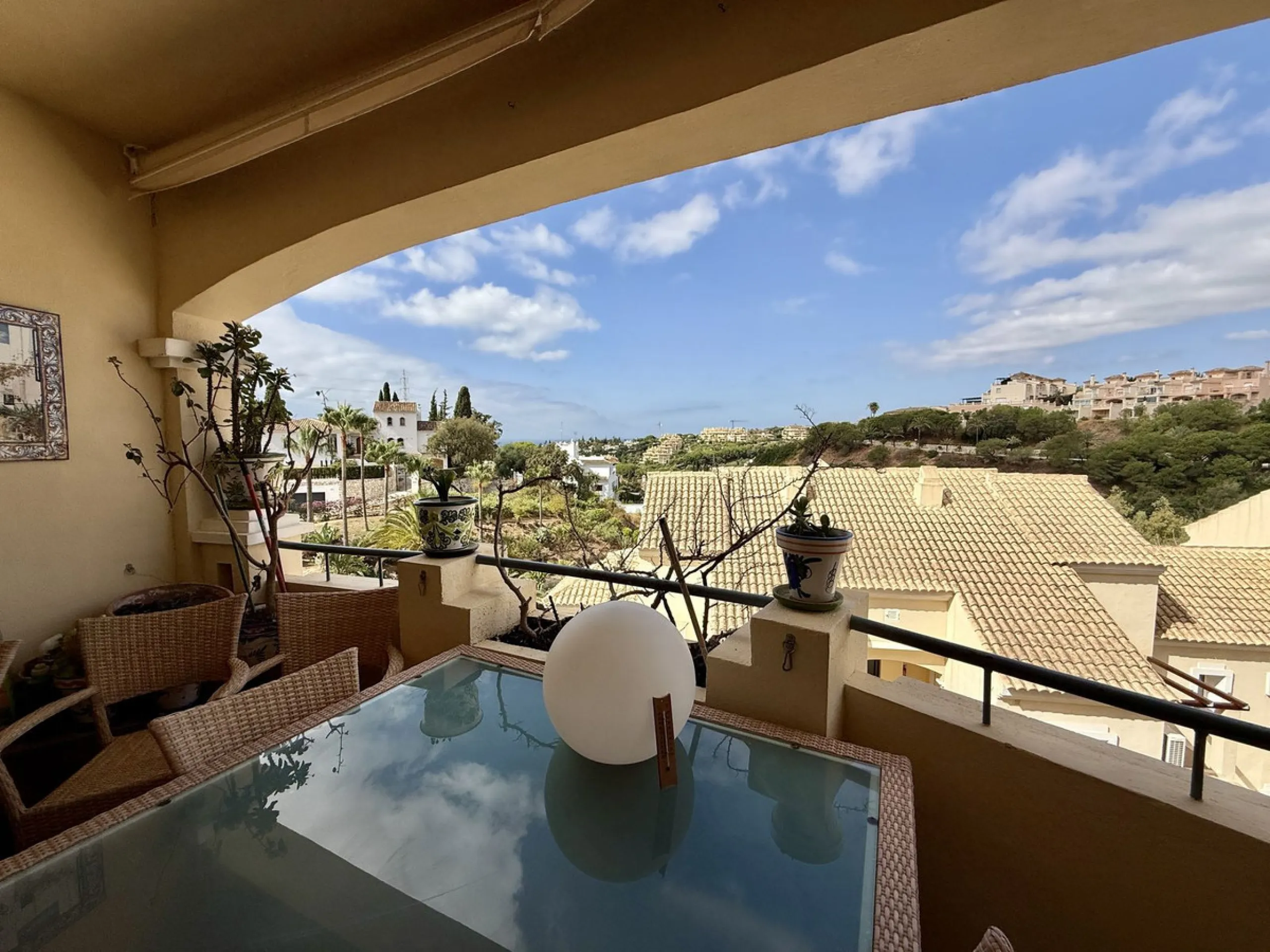 Apartment - Middle Floor Apartment в продаже в Marbella, Málaga. В доме 2 спален и 3 ванных комнат. Площадь дома 100 м²