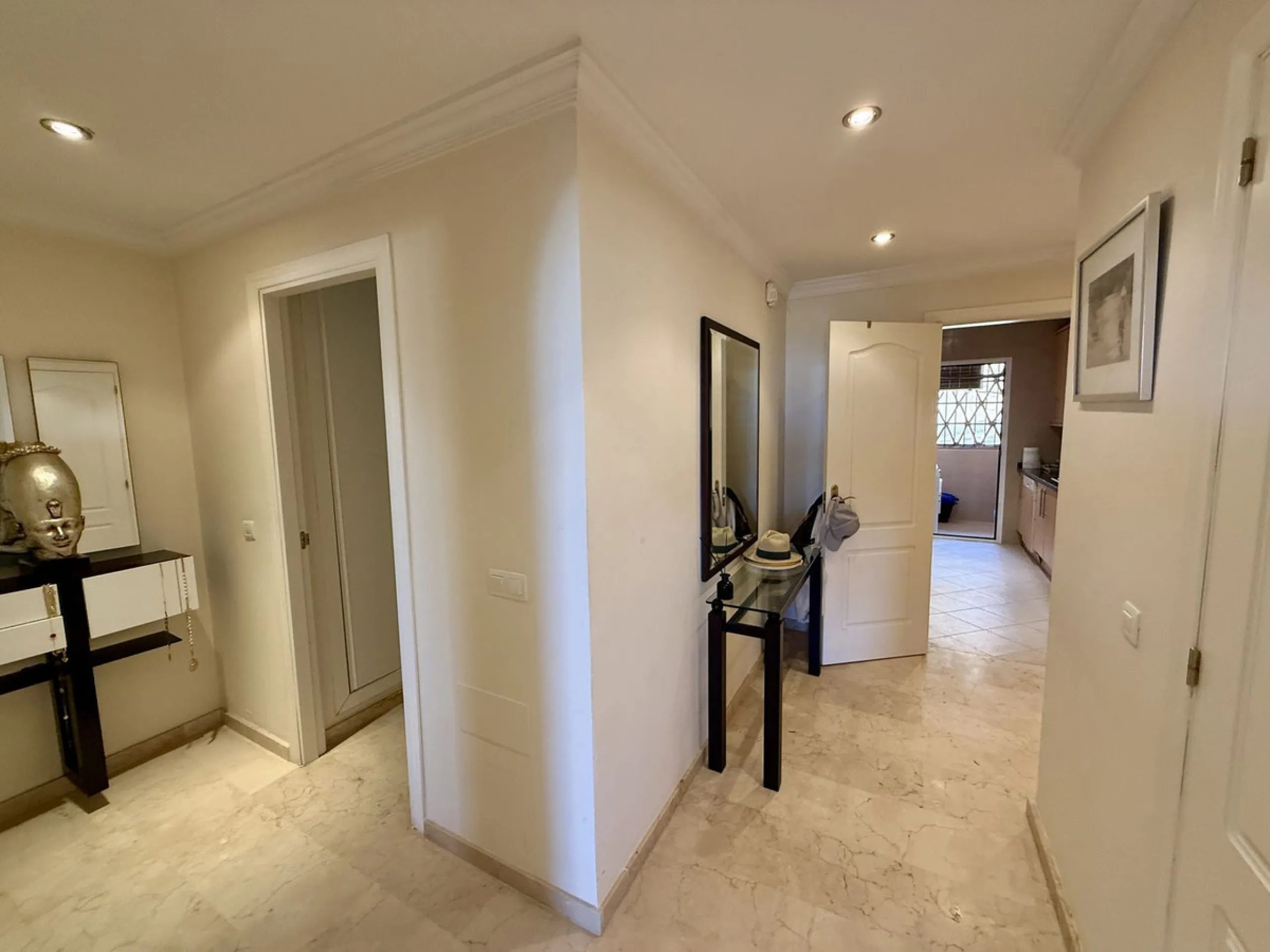 Apartment - Middle Floor Apartment в продаже в Marbella, Málaga. В доме 2 спален и 3 ванных комнат. Площадь дома 100 м²