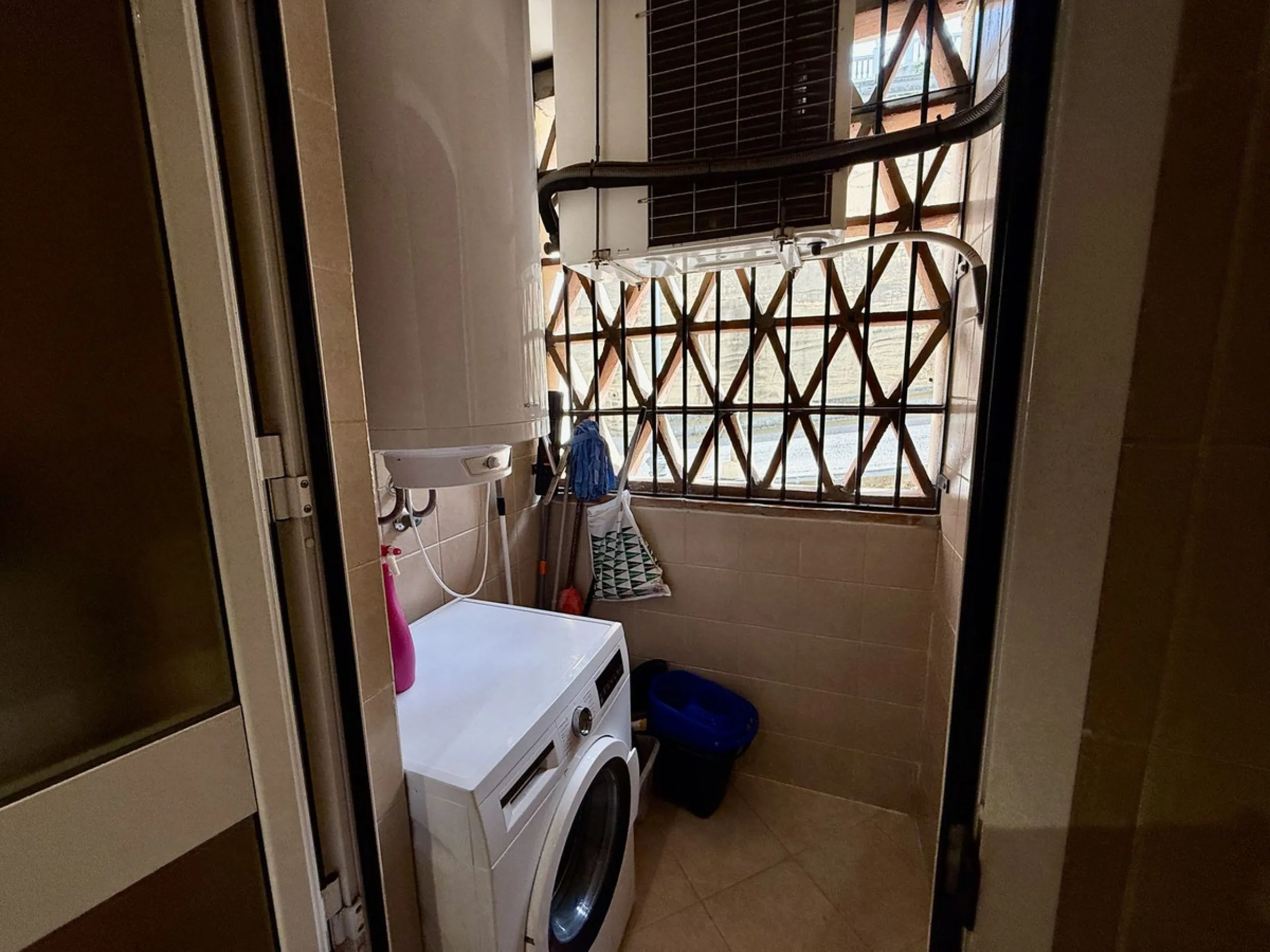 Apartment - Middle Floor Apartment в продаже в Marbella, Málaga. В доме 2 спален и 3 ванных комнат. Площадь дома 100 м²