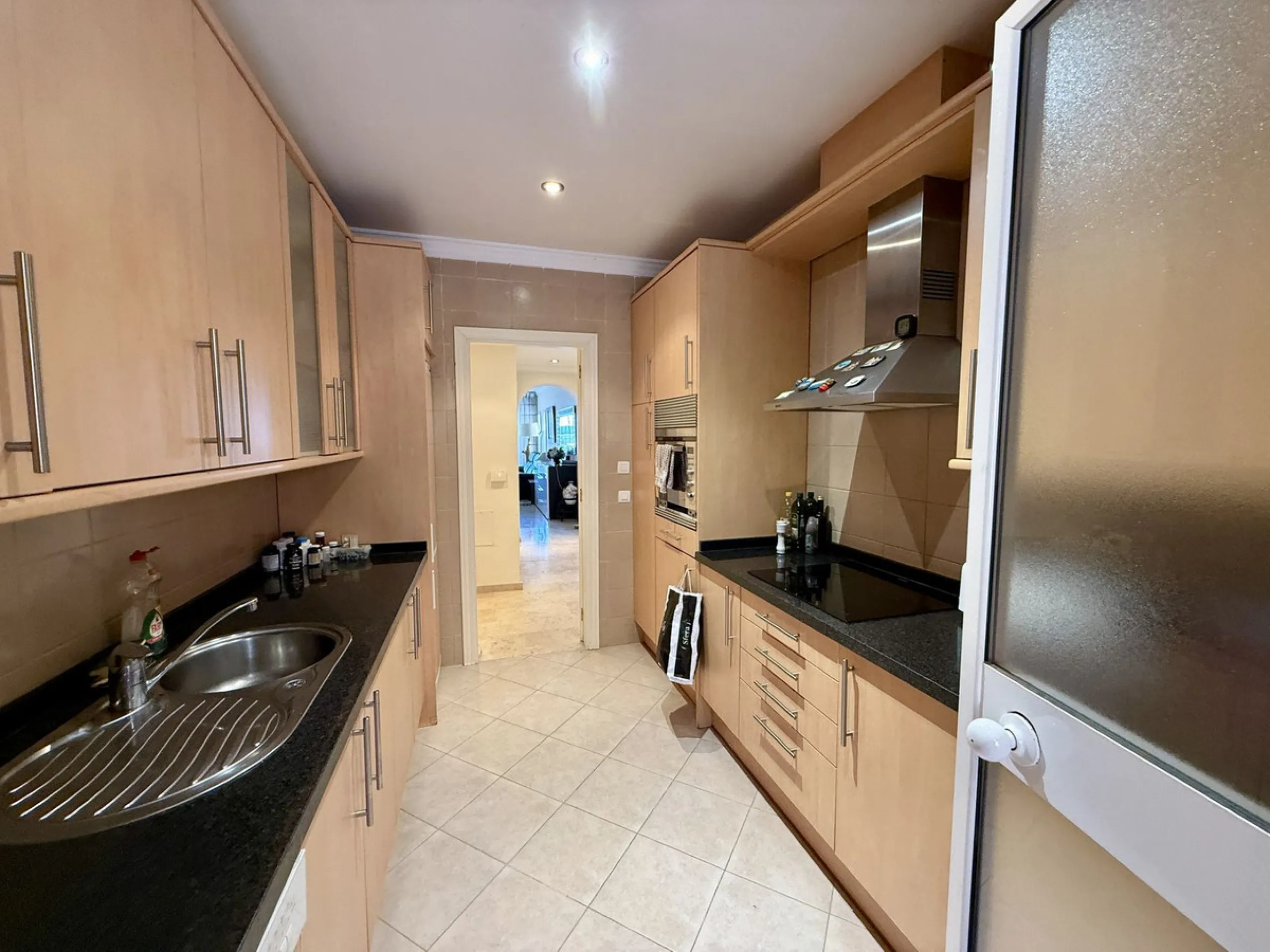 Apartment - Middle Floor Apartment в продаже в Marbella, Málaga. В доме 2 спален и 3 ванных комнат. Площадь дома 100 м²