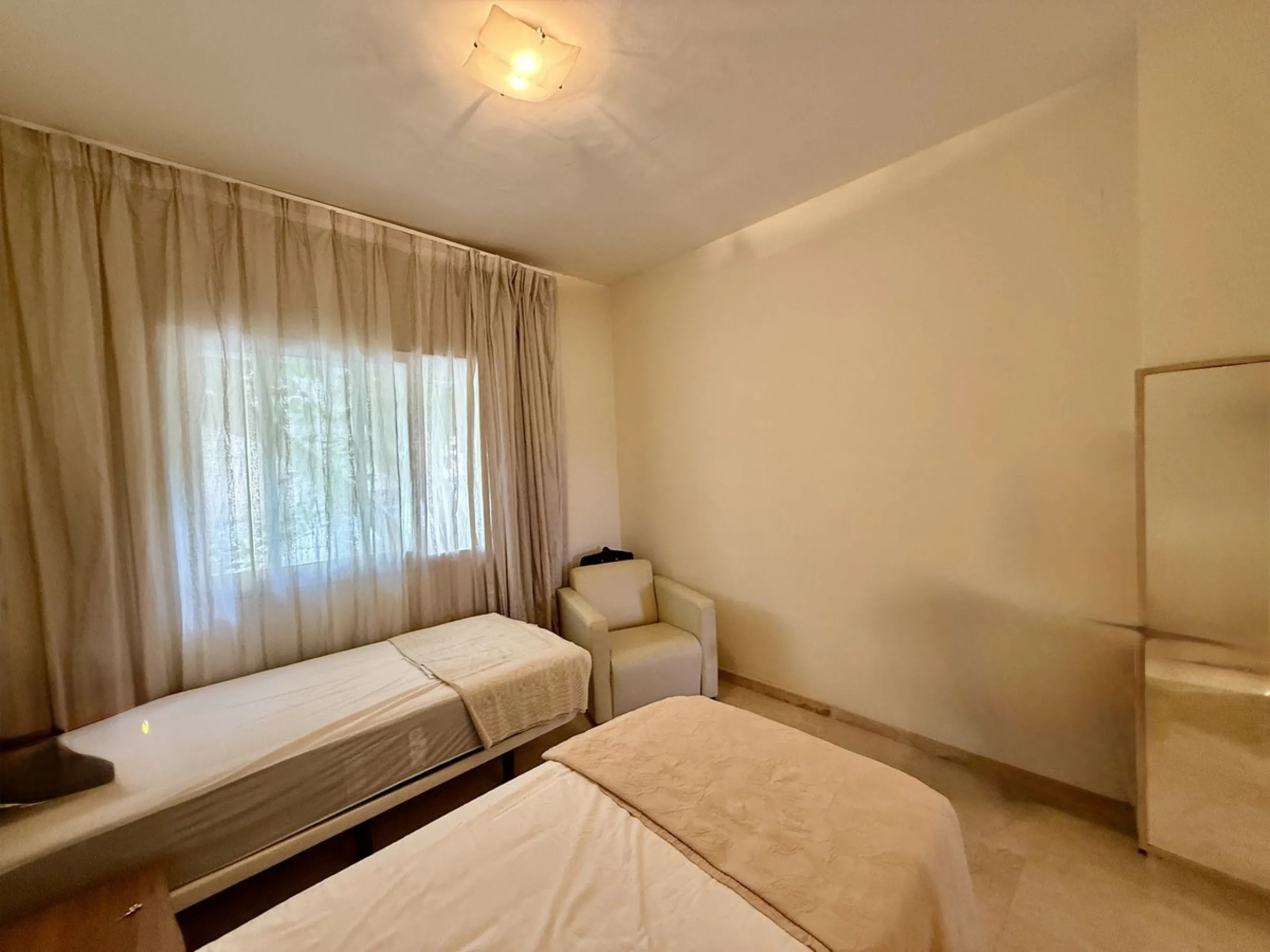 Apartment - Middle Floor Apartment в продаже в Marbella, Málaga. В доме 2 спален и 3 ванных комнат. Площадь дома 100 м²