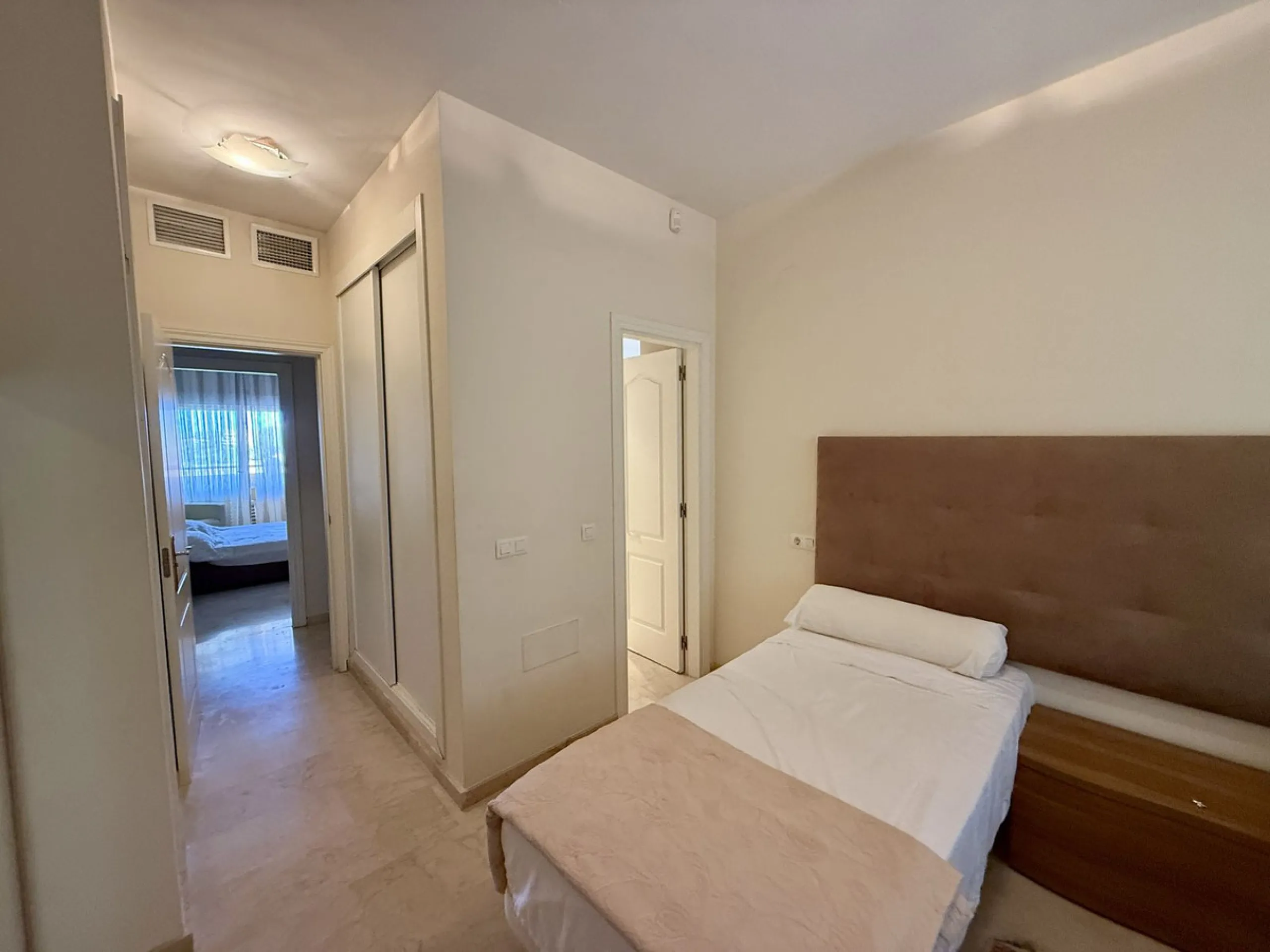 Apartment - Middle Floor Apartment в продаже в Marbella, Málaga. В доме 2 спален и 3 ванных комнат. Площадь дома 100 м²