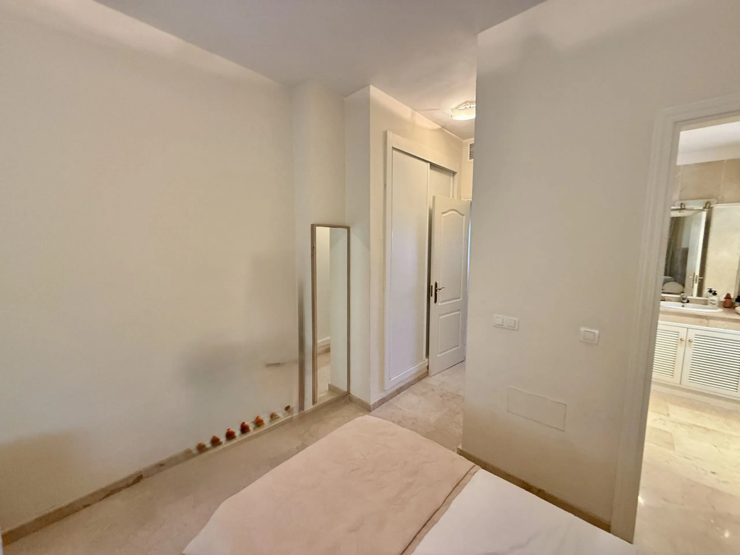 Apartment - Middle Floor Apartment в продаже в Marbella, Málaga. В доме 2 спален и 3 ванных комнат. Площадь дома 100 м²