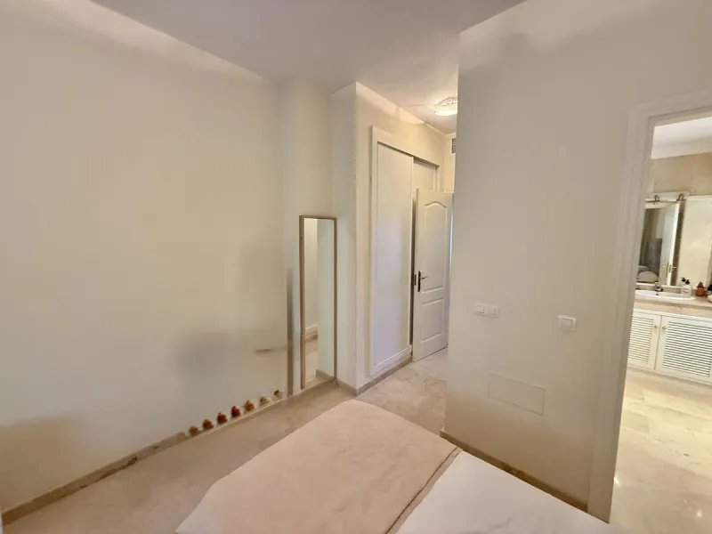 Apartment - Middle Floor Apartment в продаже в Marbella, Málaga. В доме 2 спален и 3 ванных комнат. Площадь дома 100 м²