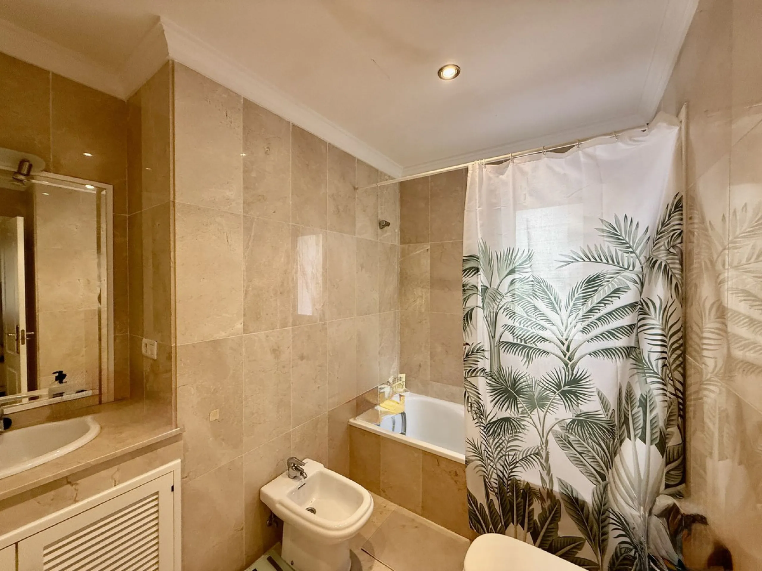 Apartment - Middle Floor Apartment в продаже в Marbella, Málaga. В доме 2 спален и 3 ванных комнат. Площадь дома 100 м²