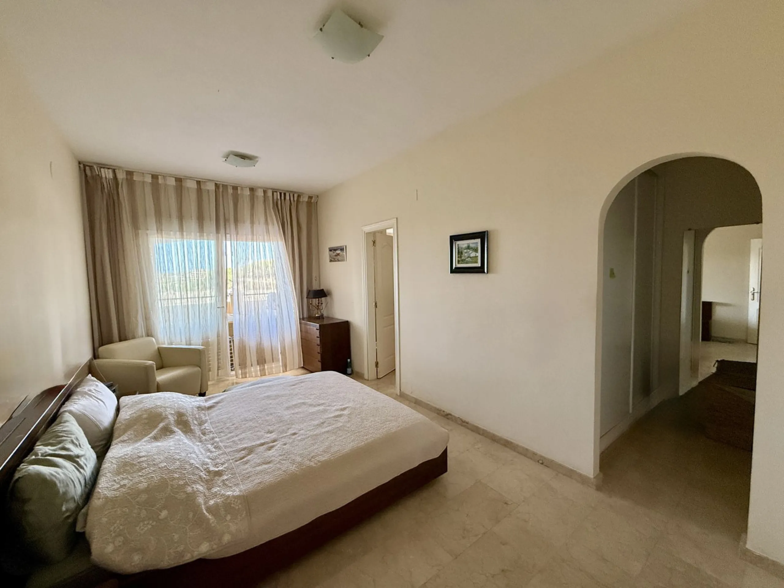 Apartment - Middle Floor Apartment в продаже в Marbella, Málaga. В доме 2 спален и 3 ванных комнат. Площадь дома 100 м²