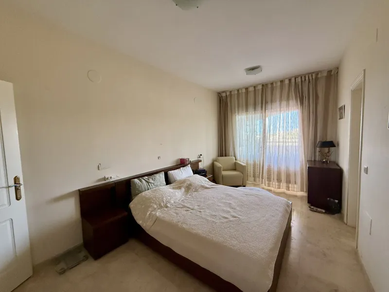 Apartment - Middle Floor Apartment в продаже в Marbella, Málaga. В доме 2 спален и 3 ванных комнат. Площадь дома 100 м²