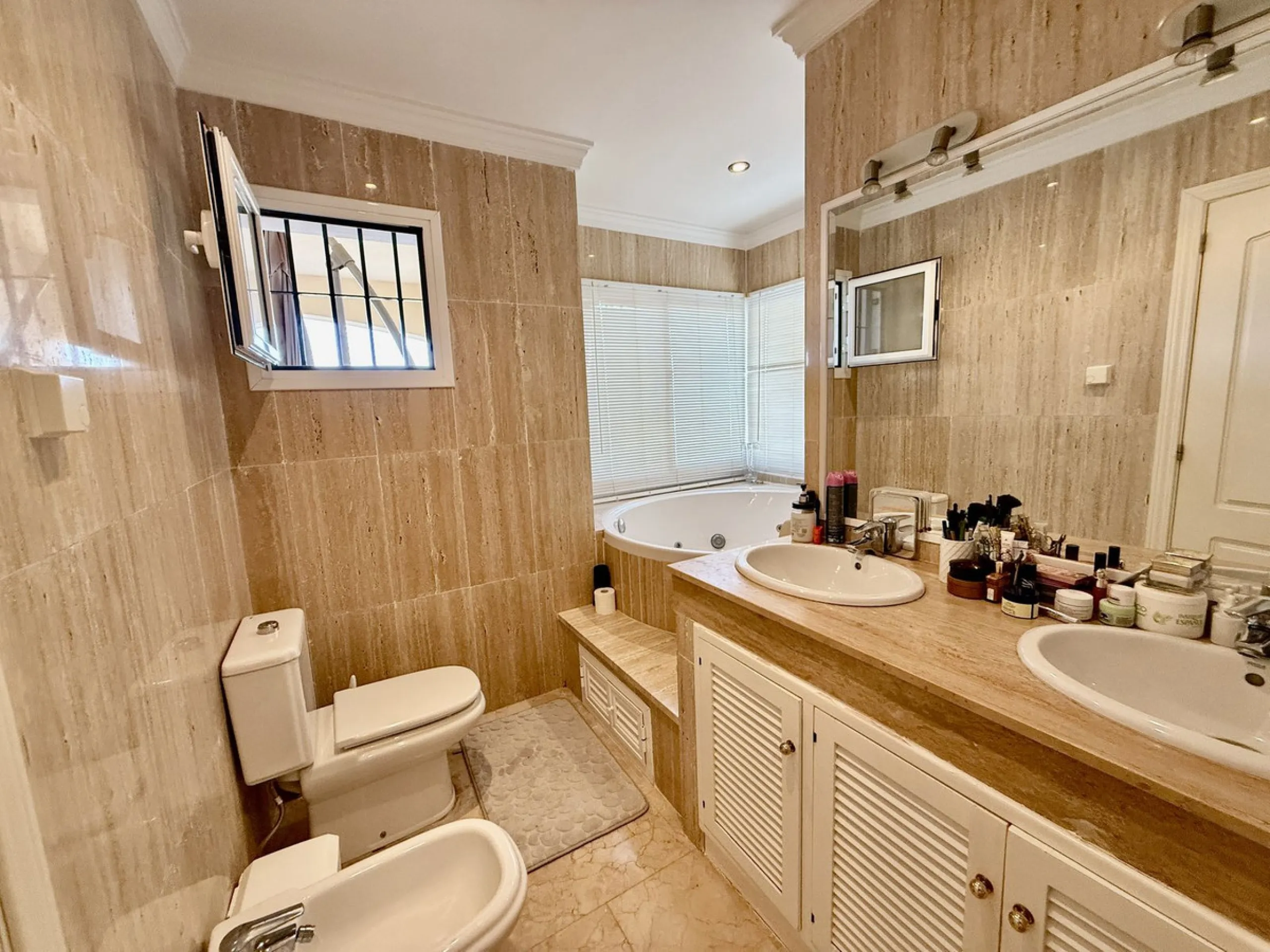 Apartment - Middle Floor Apartment в продаже в Marbella, Málaga. В доме 2 спален и 3 ванных комнат. Площадь дома 100 м²