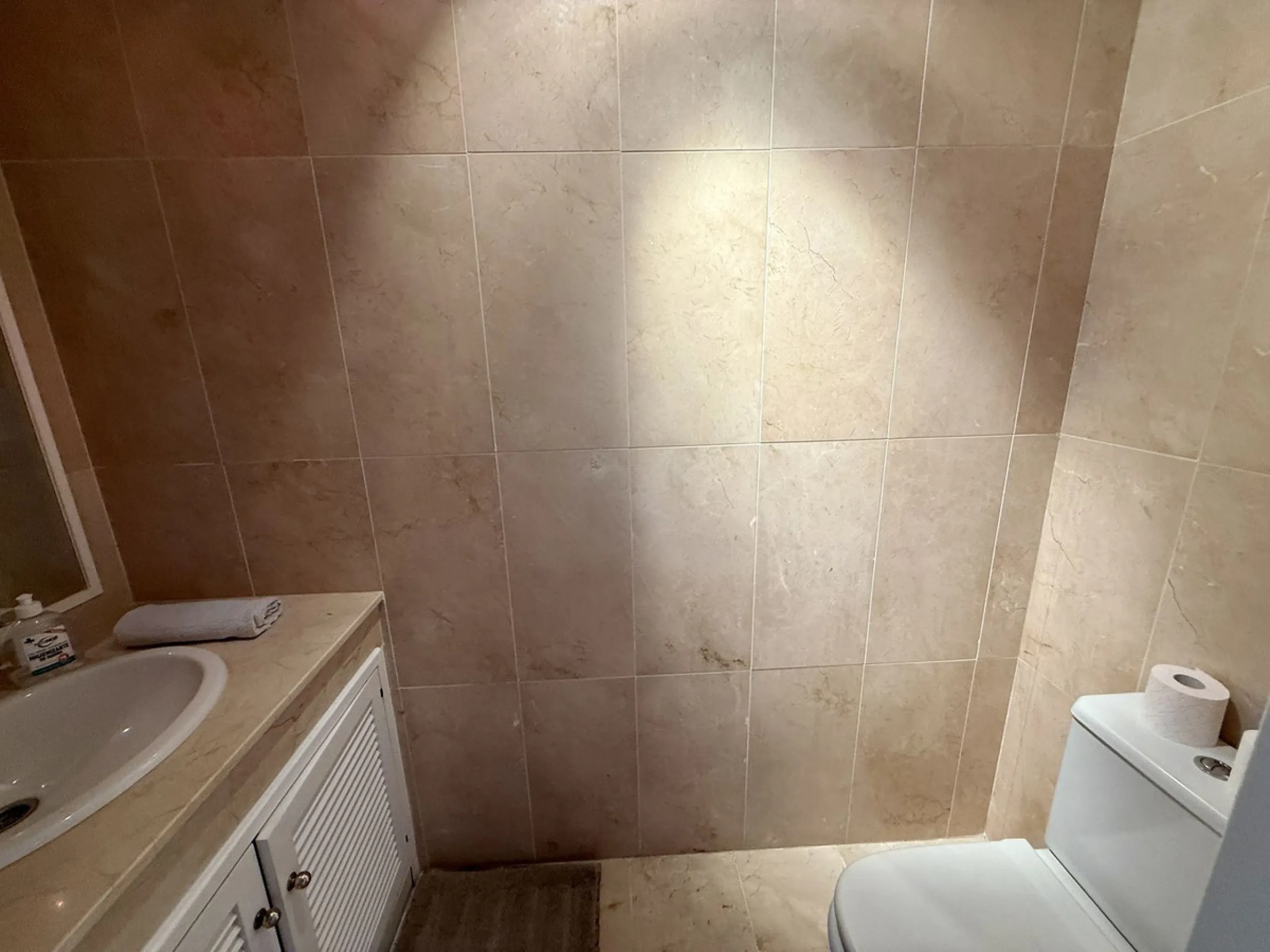 Apartment - Middle Floor Apartment в продаже в Marbella, Málaga. В доме 2 спален и 3 ванных комнат. Площадь дома 100 м²