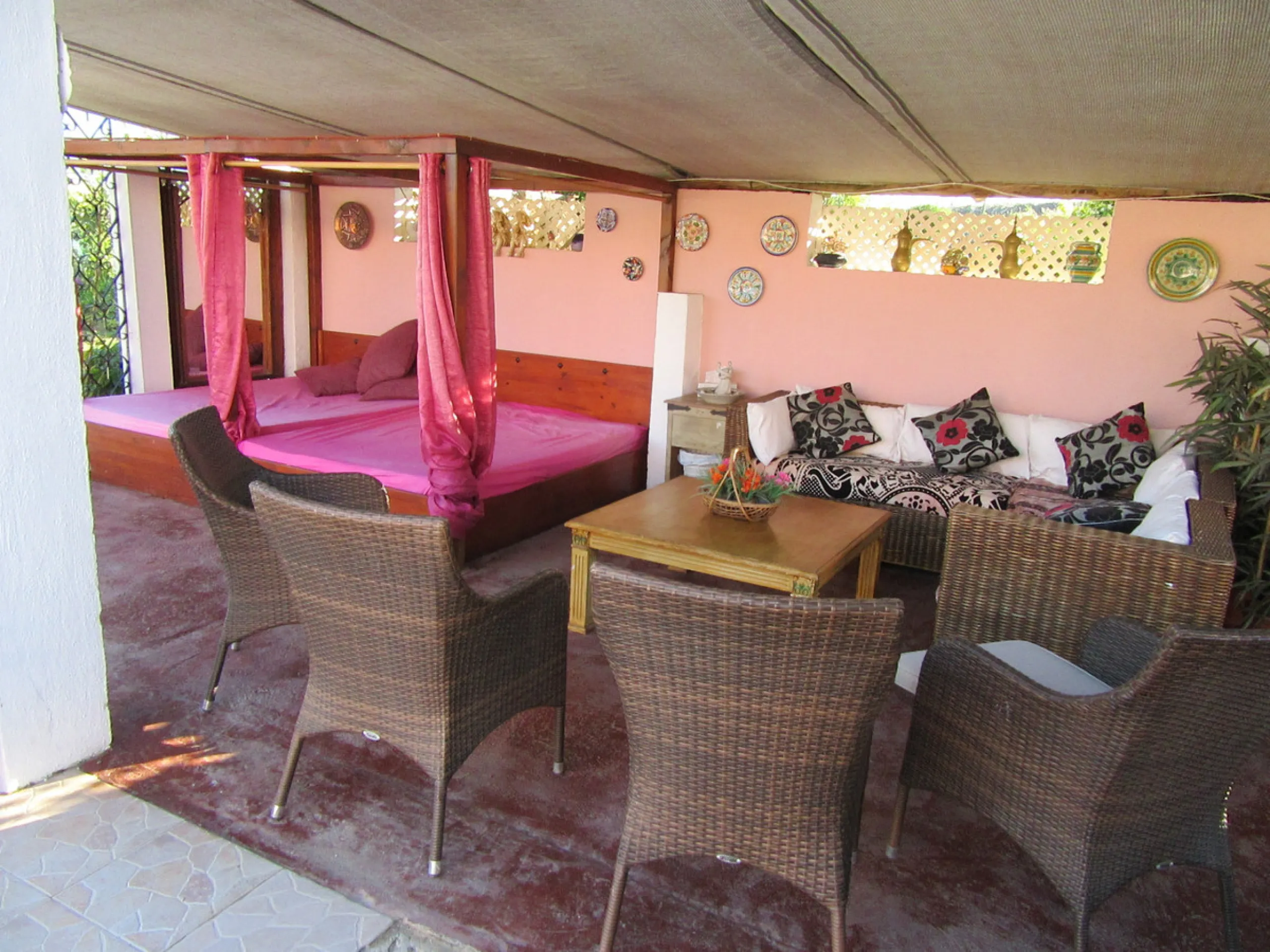 Geräumige Villa mit separatem Gästeappartement in ruhiger Lage