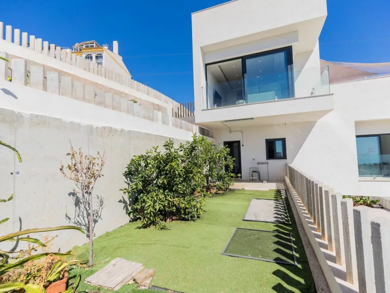 House - Detached Villa в продаже в Vélez-Málaga, Málaga. В доме 5 спален и 3 ванных комнат. Площадь дома 295 м²