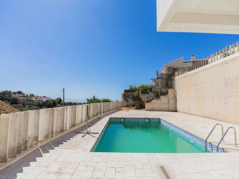 House - Detached Villa в продаже в Vélez-Málaga, Málaga. В доме 5 спален и 3 ванных комнат. Площадь дома 295 м²