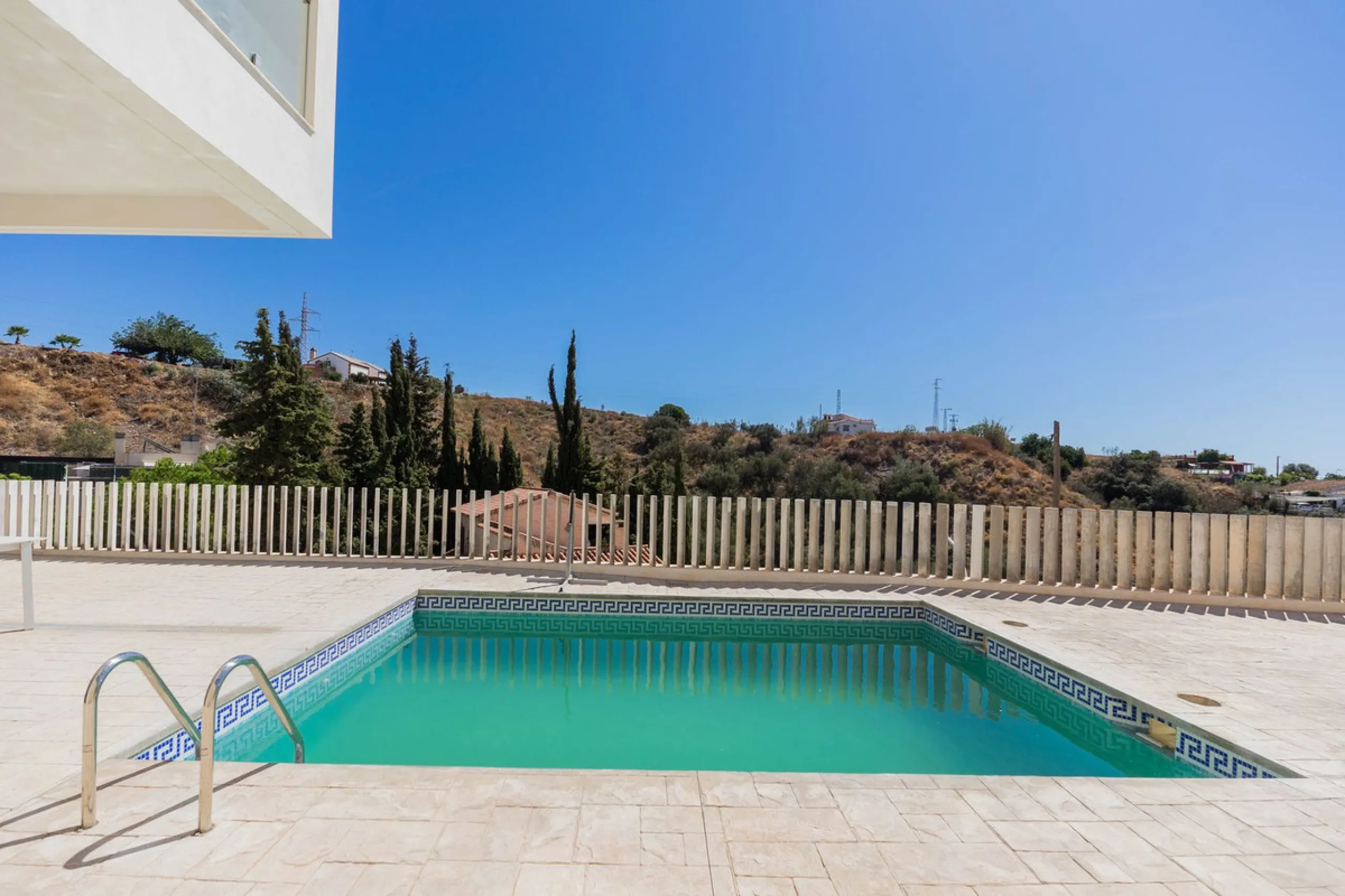 House - Detached Villa в продаже в Vélez-Málaga, Málaga. В доме 5 спален и 3 ванных комнат. Площадь дома 295 м²