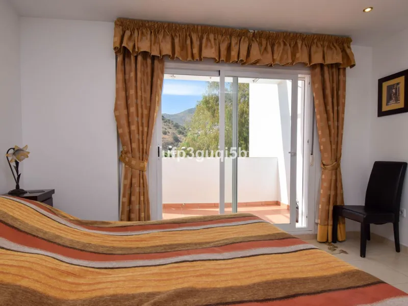 Spacious Top-Floor Apartment with Panoramic Views – Ideal for Residential Living or Investment
