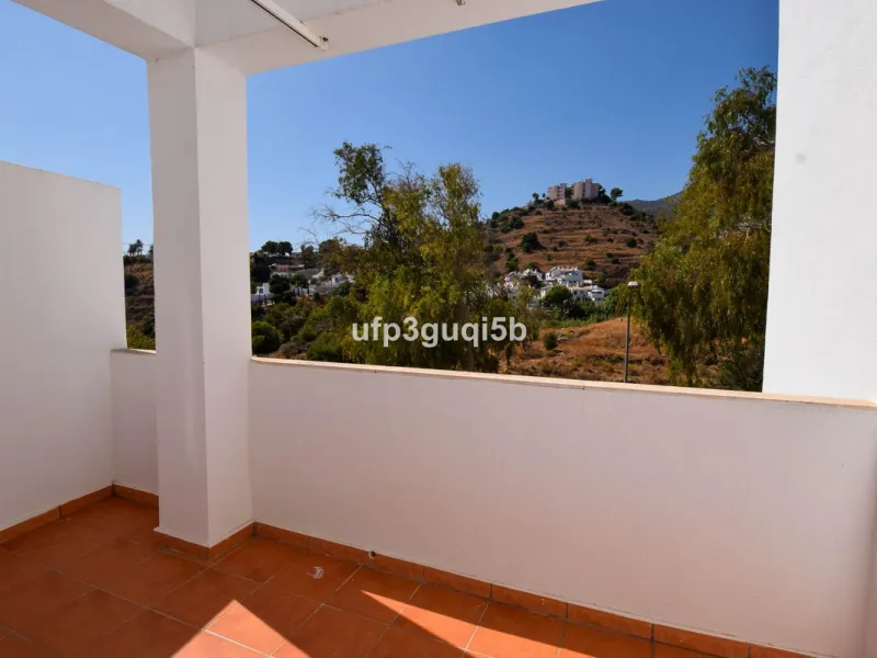 Spacious Top-Floor Apartment with Panoramic Views – Ideal for Residential Living or Investment