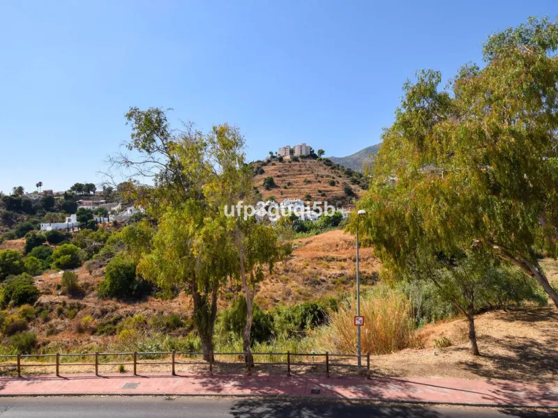 Spacious Top-Floor Apartment with Panoramic Views – Ideal for Residential Living or Investment