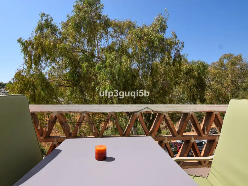 Spacious Top-Floor Apartment with Panoramic Views – Ideal for Residential Living or Investment