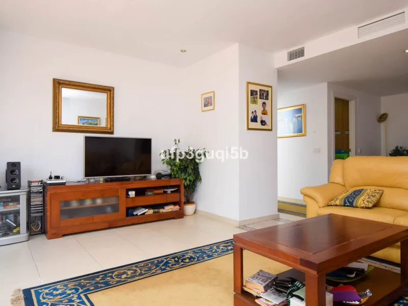 Spacious Top-Floor Apartment with Panoramic Views – Ideal for Residential Living or Investment