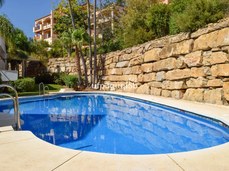 Spacious Top-Floor Apartment with Panoramic Views – Ideal for Residential Living or Investment