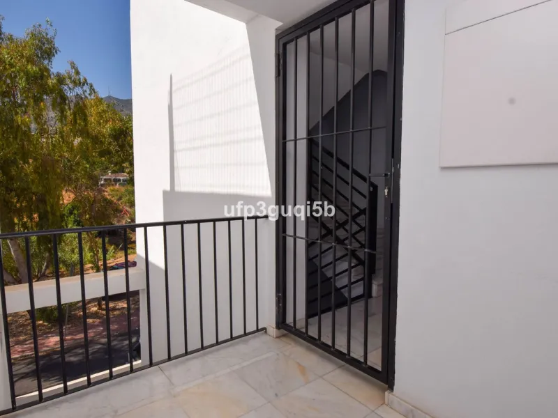 Spacious Top-Floor Apartment with Panoramic Views – Ideal for Residential Living or Investment