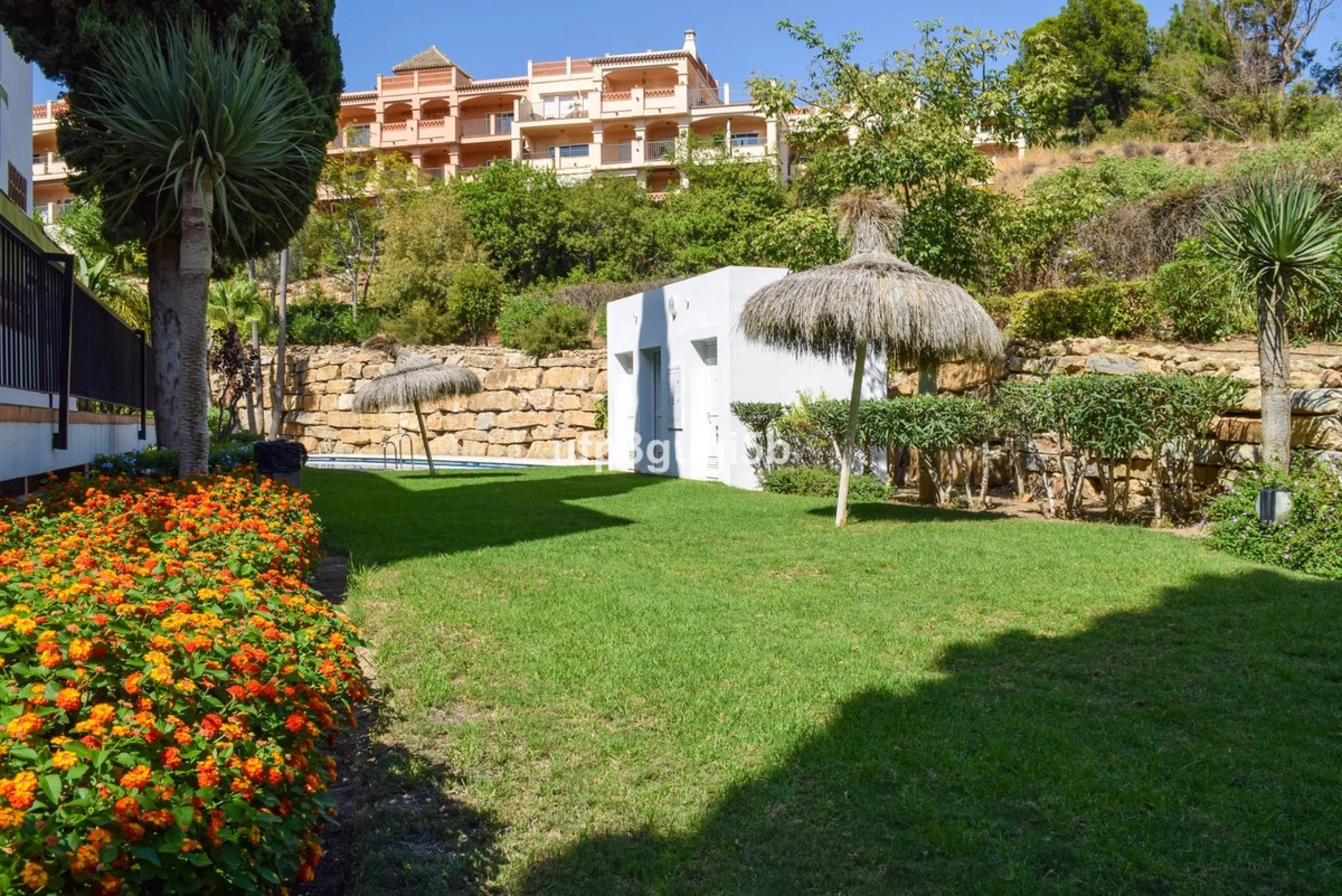 Spacious Top-Floor Apartment with Panoramic Views – Ideal for Residential Living or Investment