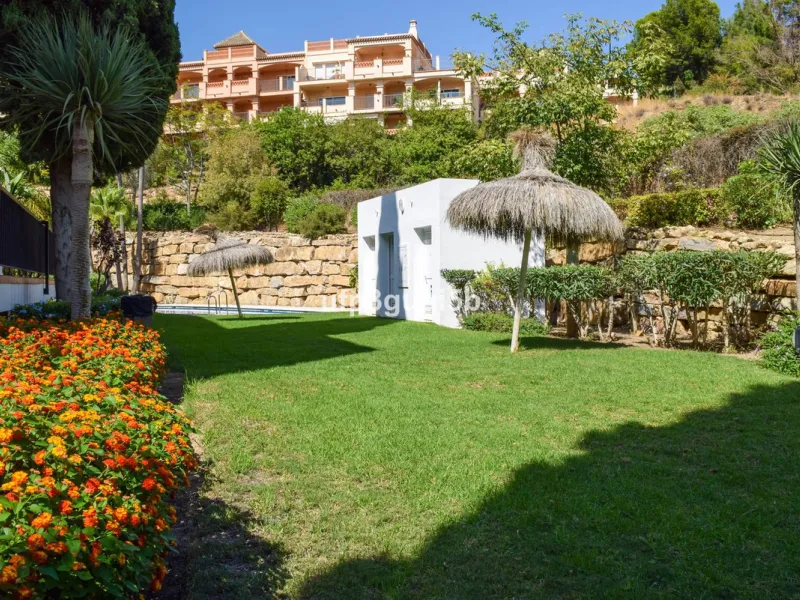 Spacious Top-Floor Apartment with Panoramic Views – Ideal for Residential Living or Investment
