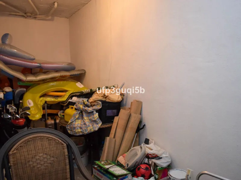 Spacious Top-Floor Apartment with Panoramic Views – Ideal for Residential Living or Investment