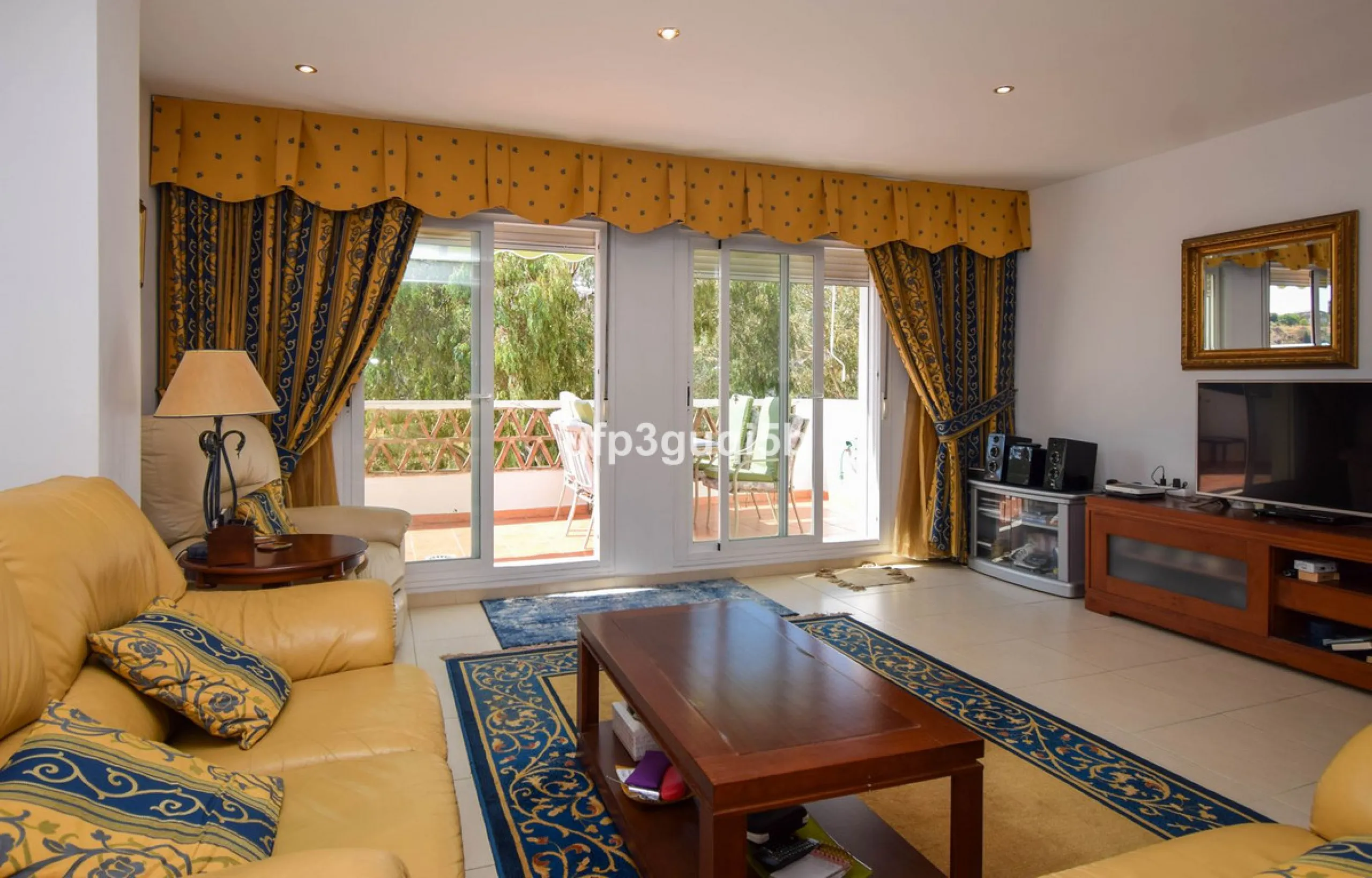 Spacious Top-Floor Apartment with Panoramic Views – Ideal for Residential Living or Investment