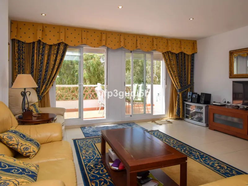 Spacious Top-Floor Apartment with Panoramic Views – Ideal for Residential Living or Investment